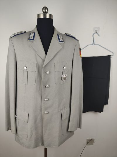 全场0元起拍 第144期 咸鱼国勋章拍卖专场 4月3日（周三）下午6：00开始 西德陆军军医上校制服 胸围114肩宽50 衣长85 袖长67裤子腰围90 裤长99