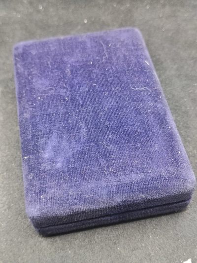 全场0元起拍 第144期 咸鱼国勋章拍卖专场 4月3日（周三）下午6：00开始 朝总联版烫金国徽盒朝鲜功劳奖章