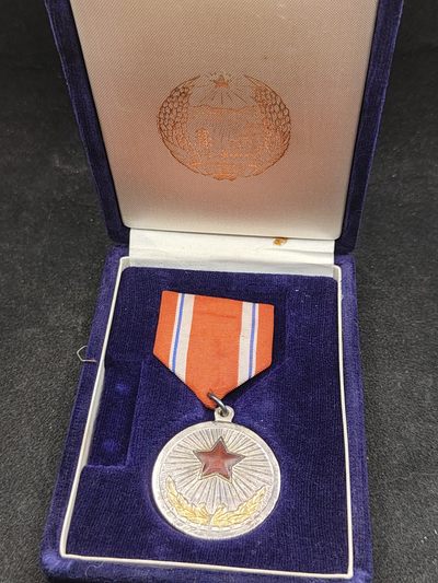 全场0元起拍 第144期 咸鱼国勋章拍卖专场 4月3日（周三）下午6：00开始 朝总联版烫金国徽盒朝鲜功劳奖章