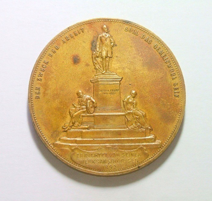德国1892年 克虏伯军火商父子及雕像高浮雕大镀金章 42MM