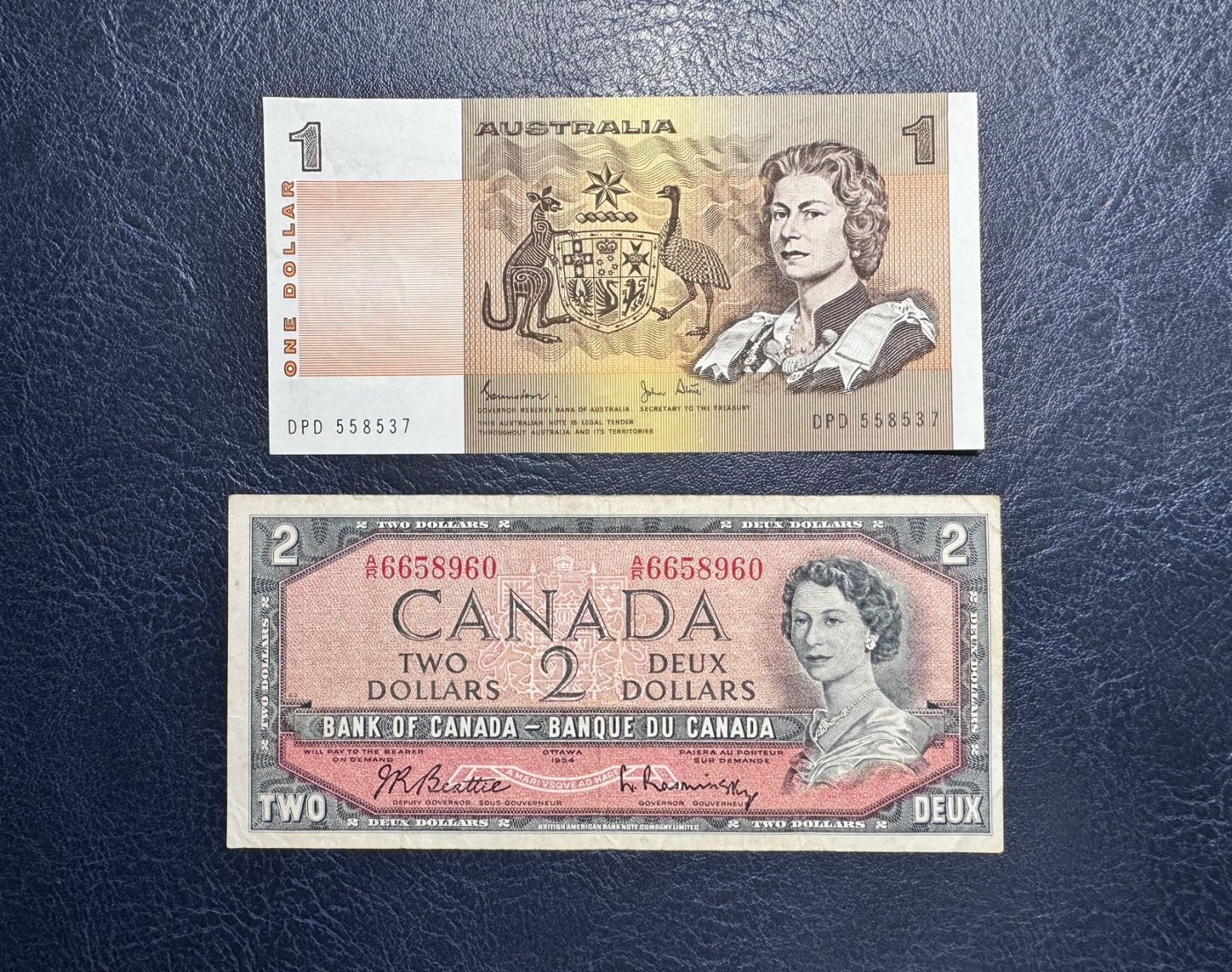 收藏联盟Quantum Auction 第335期拍卖  澳大利亚1974-83年1元和加拿大1954年2元 品相分别为UNC-和XF