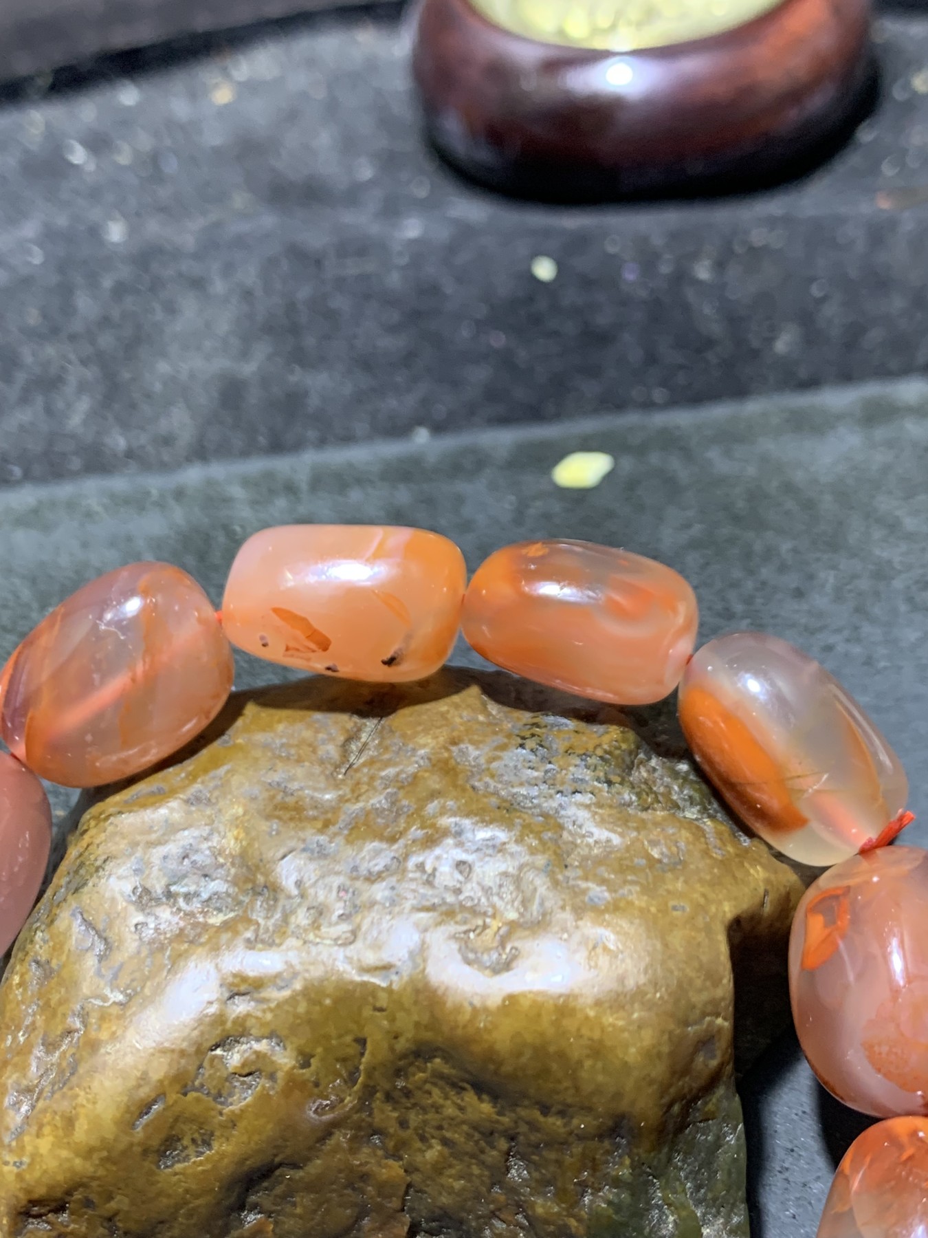 川料南红玛瑙冰飘柿子红随形单圈手串一条，