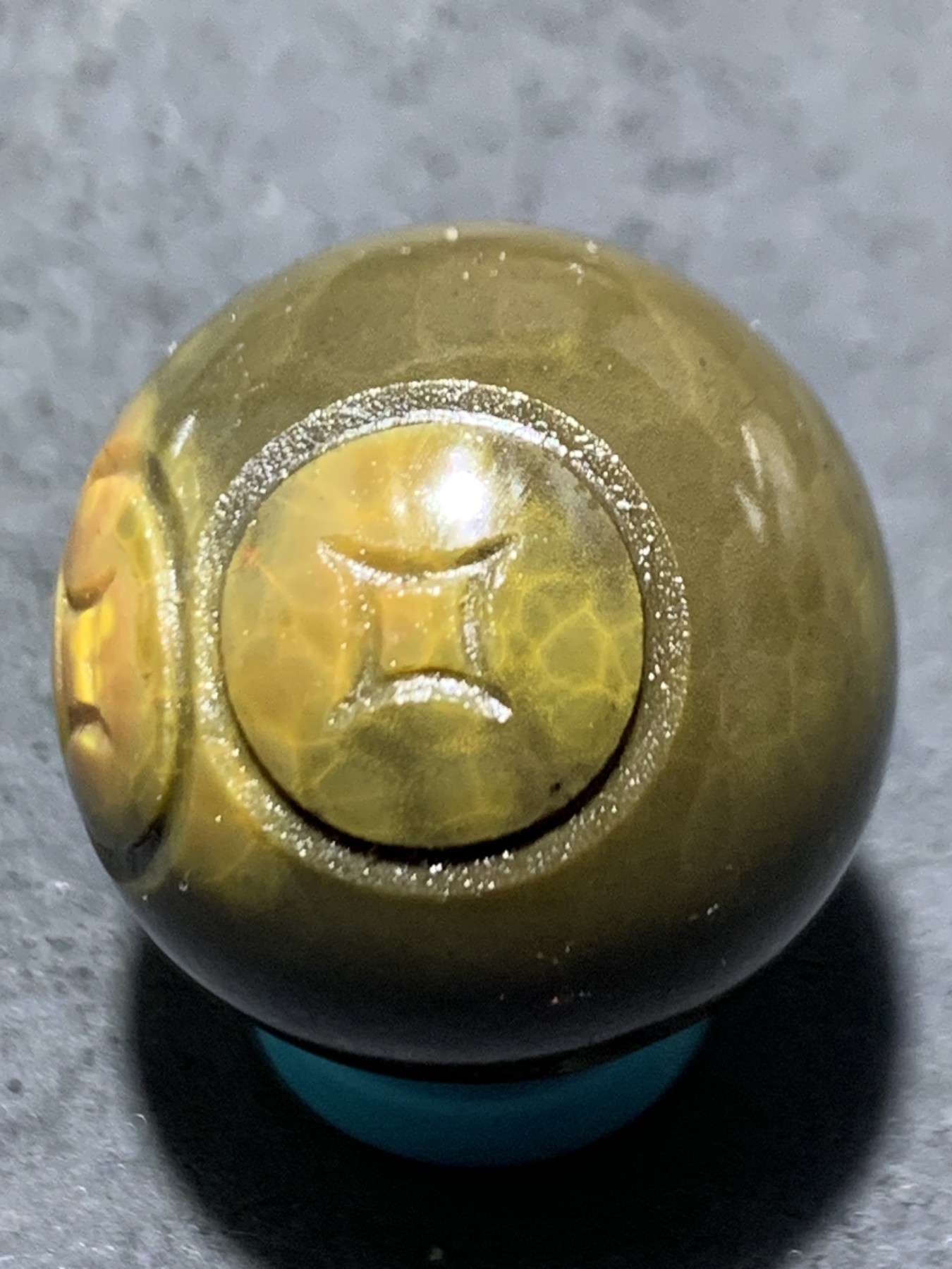 精美冰飘战国红玛瑙手工俏色巧雕连中三元圆珠一个