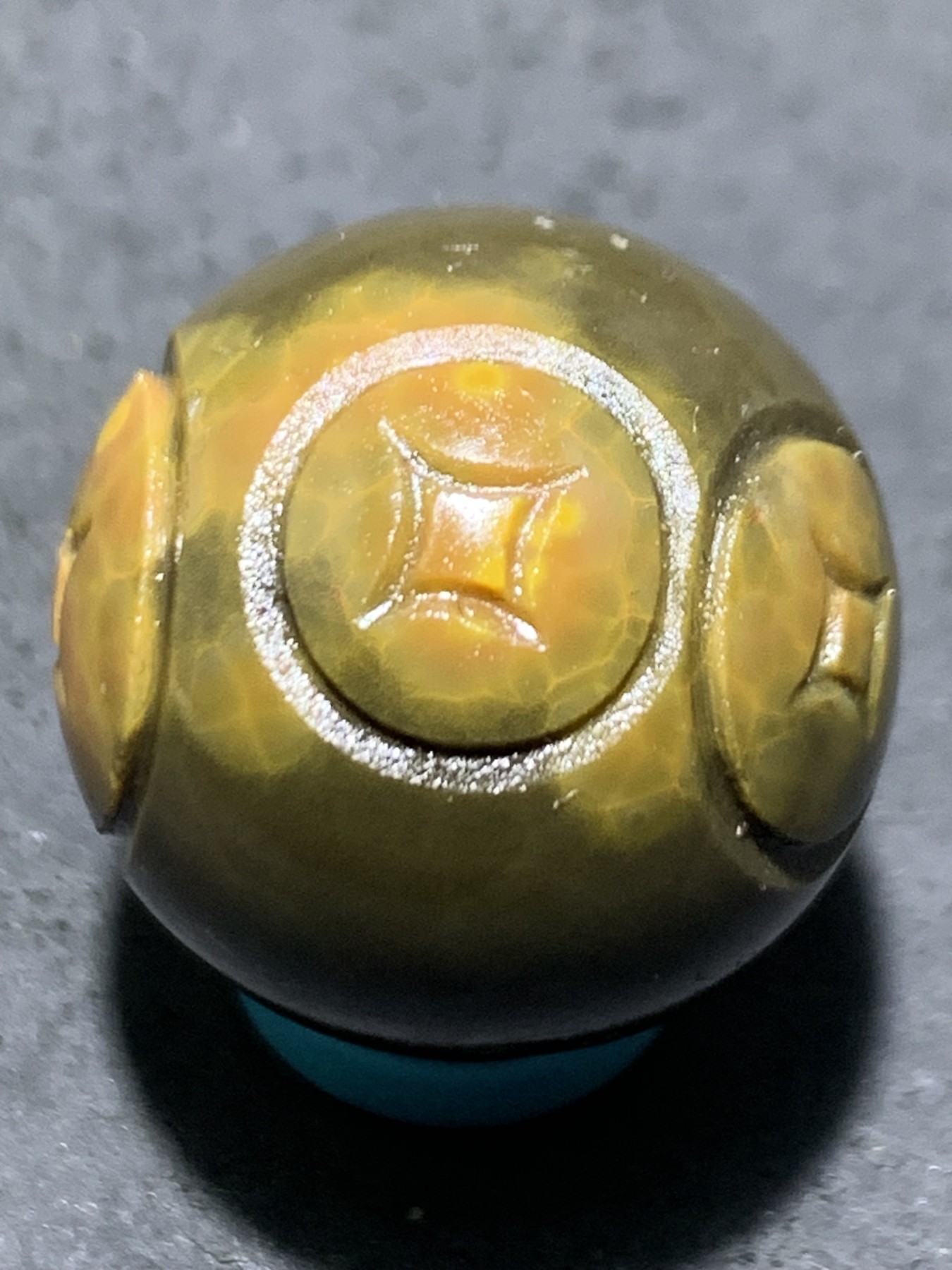 精美冰飘战国红玛瑙手工俏色巧雕连中三元圆珠一个