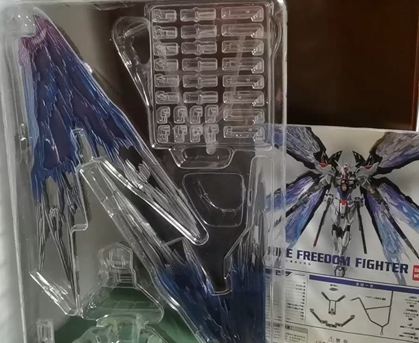 高达模型专场 国产大班高高模型 初版！！！【大班8802强袭自由】带光翼彩色大班MG1/100 MB样式拼装模型带光翼，彩盒强袭机甲玩具带支架，水贴！！！