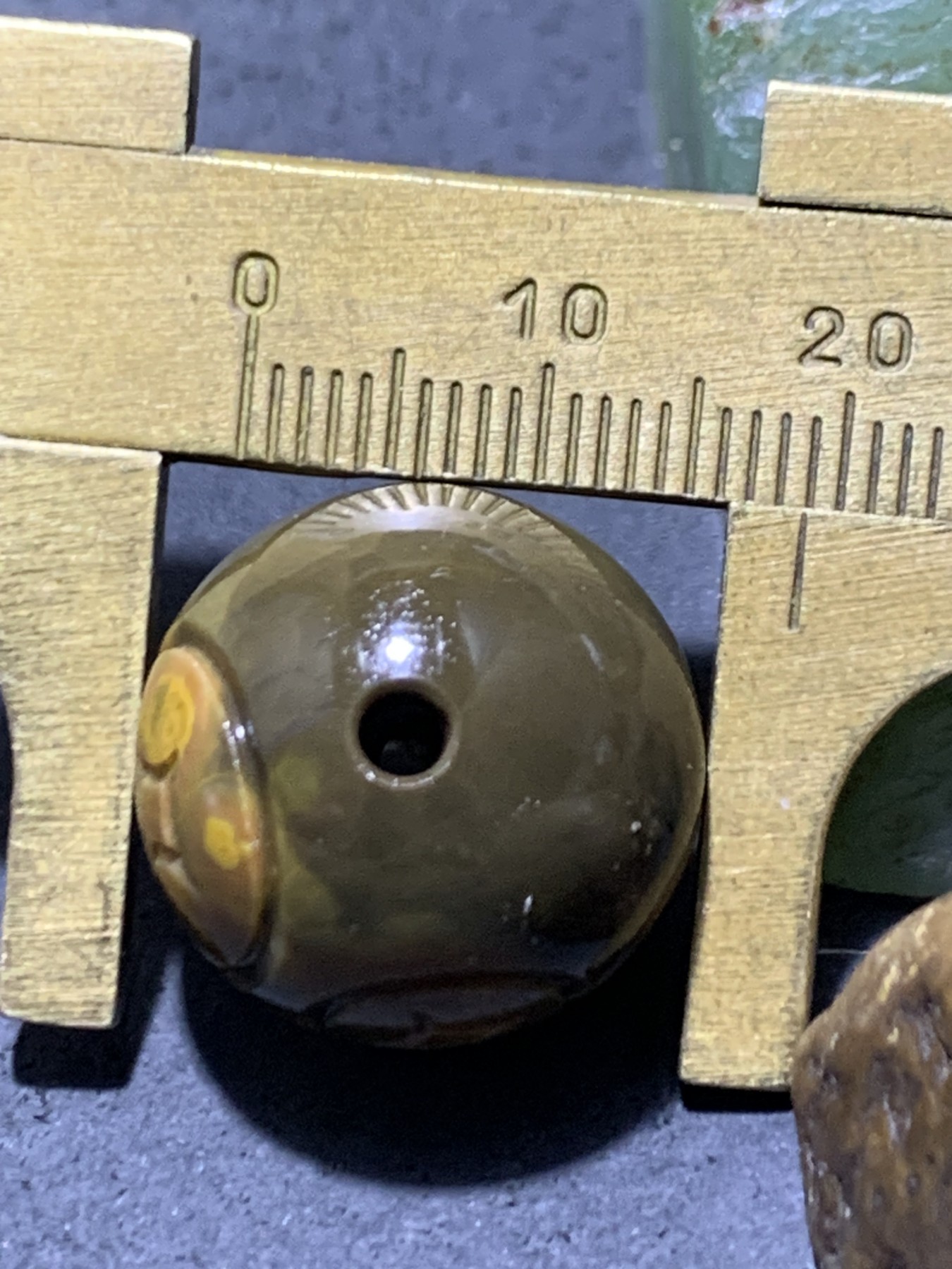 精美冰飘战国红玛瑙手工俏色巧雕连中三元圆珠一个