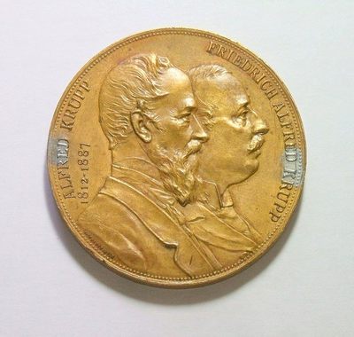 德国1892年 克虏伯军火商父子及雕像高浮雕大镀金章 42MM - 德国1892年 克虏伯军火商父子及雕像高浮雕大镀金章 42MM