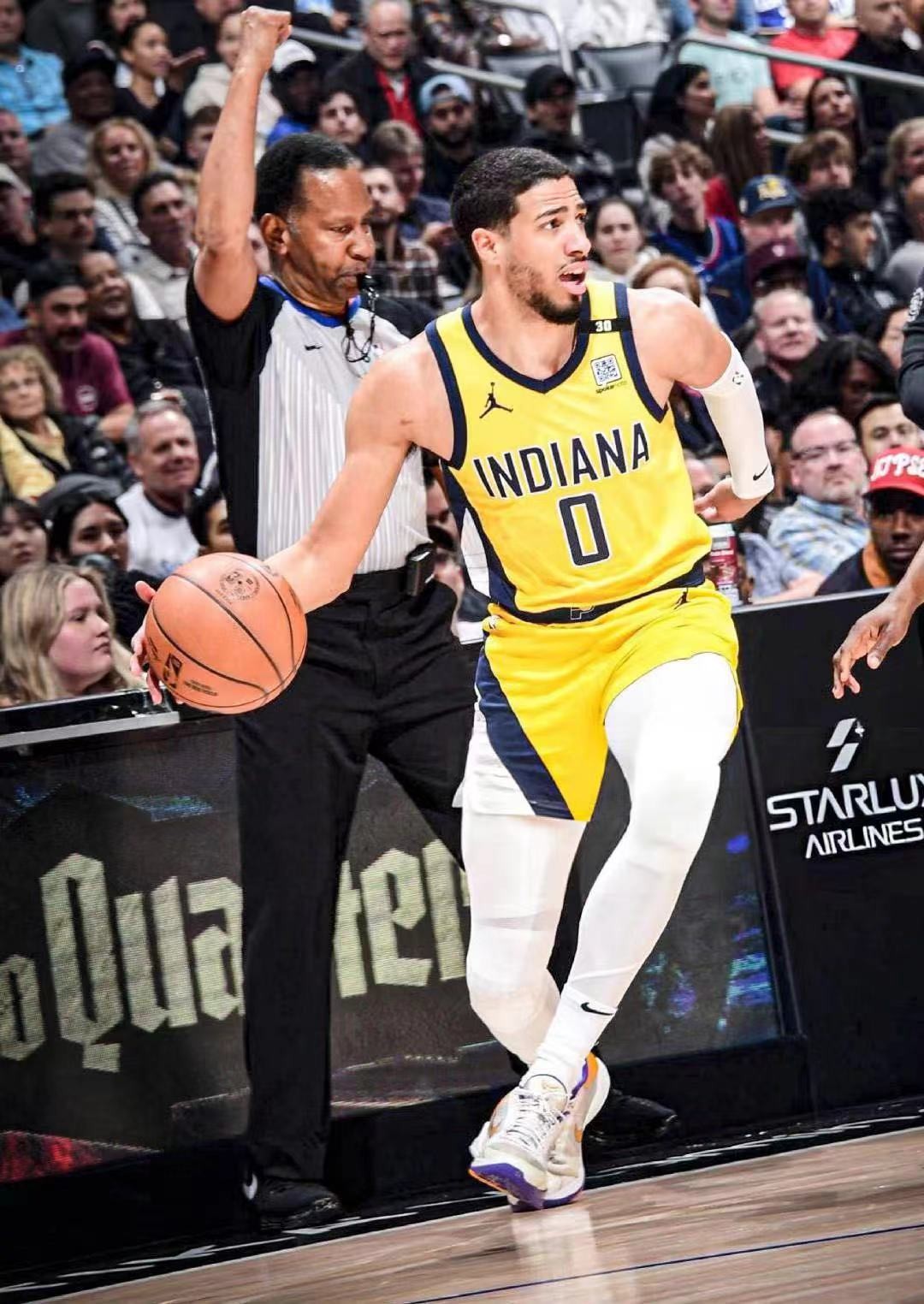 零元拍：2024NBA全明星周末东道主，本赛季助攻王泰瑞斯-哈里伯顿亲笔签名女款著名“大AIR”，除了背号签，还加签了2024 NBA All-Star，签于印第安纳波利斯银行家生活球馆，美国带回。