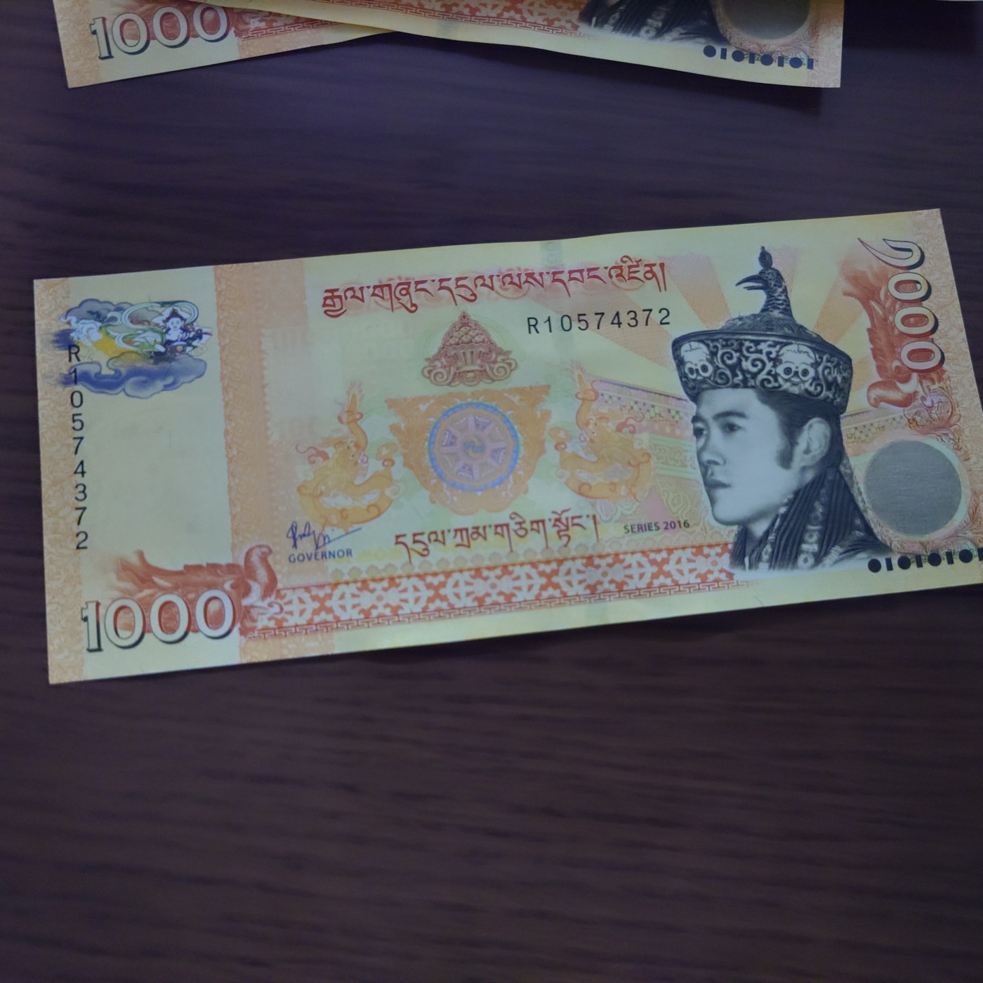 【世界钱币】精选微拍第100期暨2024年第11期  部分卖剩裸钞和评级币展销 2016年不丹1000 流通版非纪念钞 全新绝品尾号4372