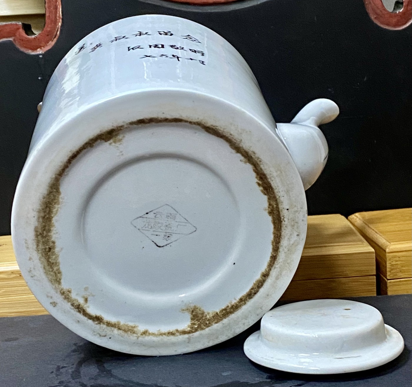 云南龙陵瓷厂筒子壶，1976年订制款，瓷质很特殊远看瓷壶白色中微微泛蓝光，一级品无磕无裂完美品，懂的朋友来聊。