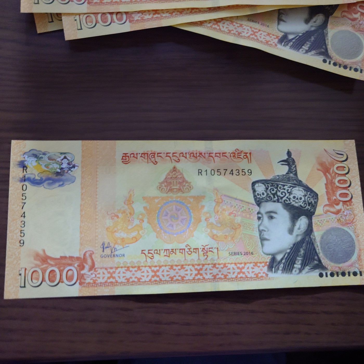 【世界钱币】精选微拍第100期暨2024年第11期  部分卖剩裸钞和评级币展销 2016年不丹1000 流通版非纪念钞 全新绝品尾号4359