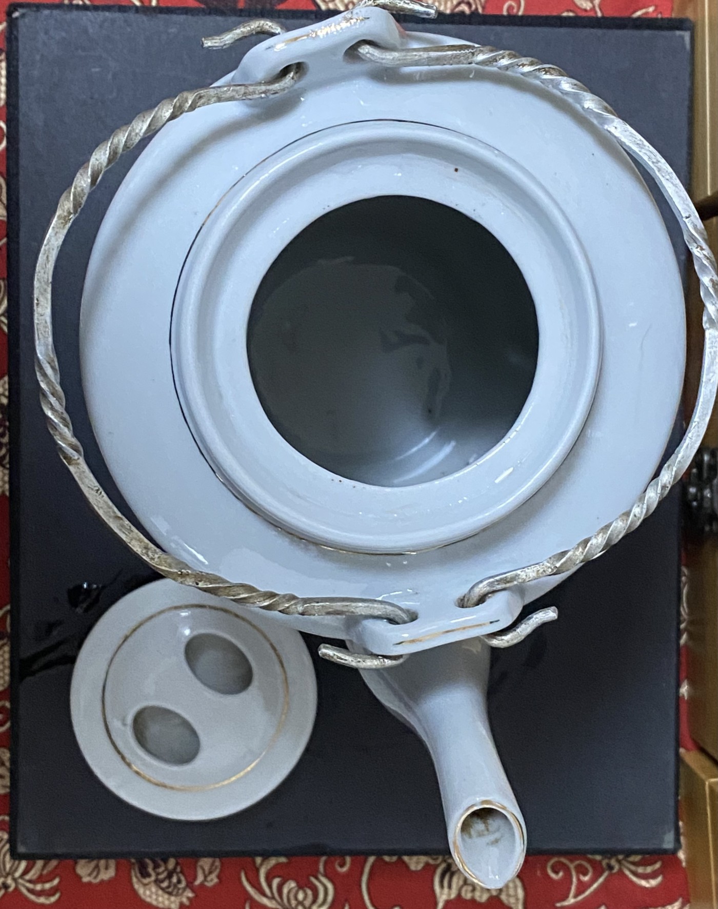云南龙陵瓷厂筒子壶，1976年订制款，瓷质很特殊远看瓷壶白色中微微泛蓝光，一级品无磕无裂完美品，懂的朋友来聊。