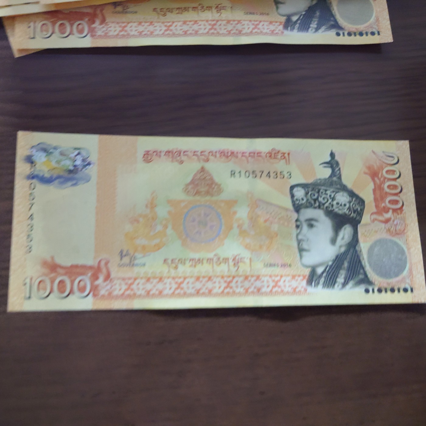 【世界钱币】精选微拍第100期暨2024年第11期  部分卖剩裸钞和评级币展销 2016年不丹1000 流通版非纪念钞 全新绝品尾号4353
