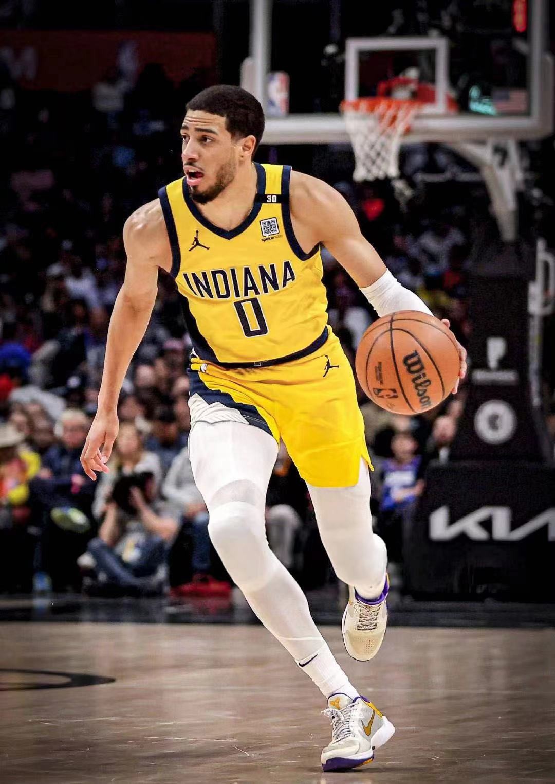 零元拍：2024NBA全明星周末东道主，本赛季助攻王泰瑞斯-哈里伯顿亲笔签名女款著名“大AIR”，除了背号签，还加签了2024 NBA All-Star，签于印第安纳波利斯银行家生活球馆，美国带回。