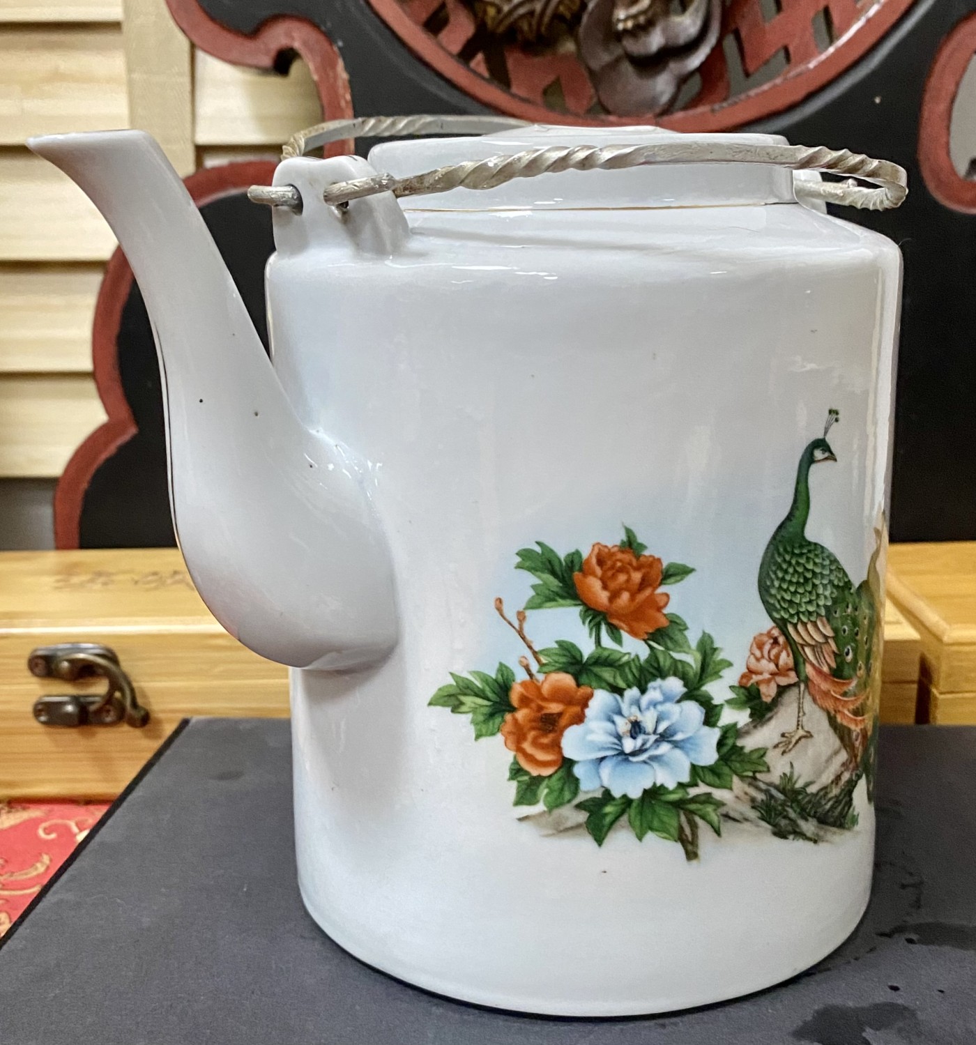 云南龙陵瓷厂筒子壶，1976年订制款，瓷质很特殊远看瓷壶白色中微微泛蓝光，一级品无磕无裂完美品，懂的朋友来聊。