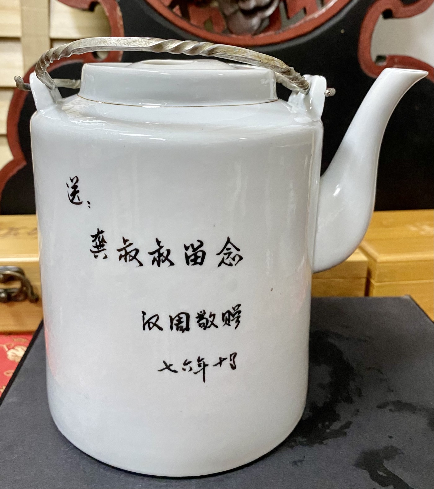 云南龙陵瓷厂筒子壶，1976年订制款，瓷质很特殊远看瓷壶白色中微微泛蓝光，一级品无磕无裂完美品，懂的朋友来聊。