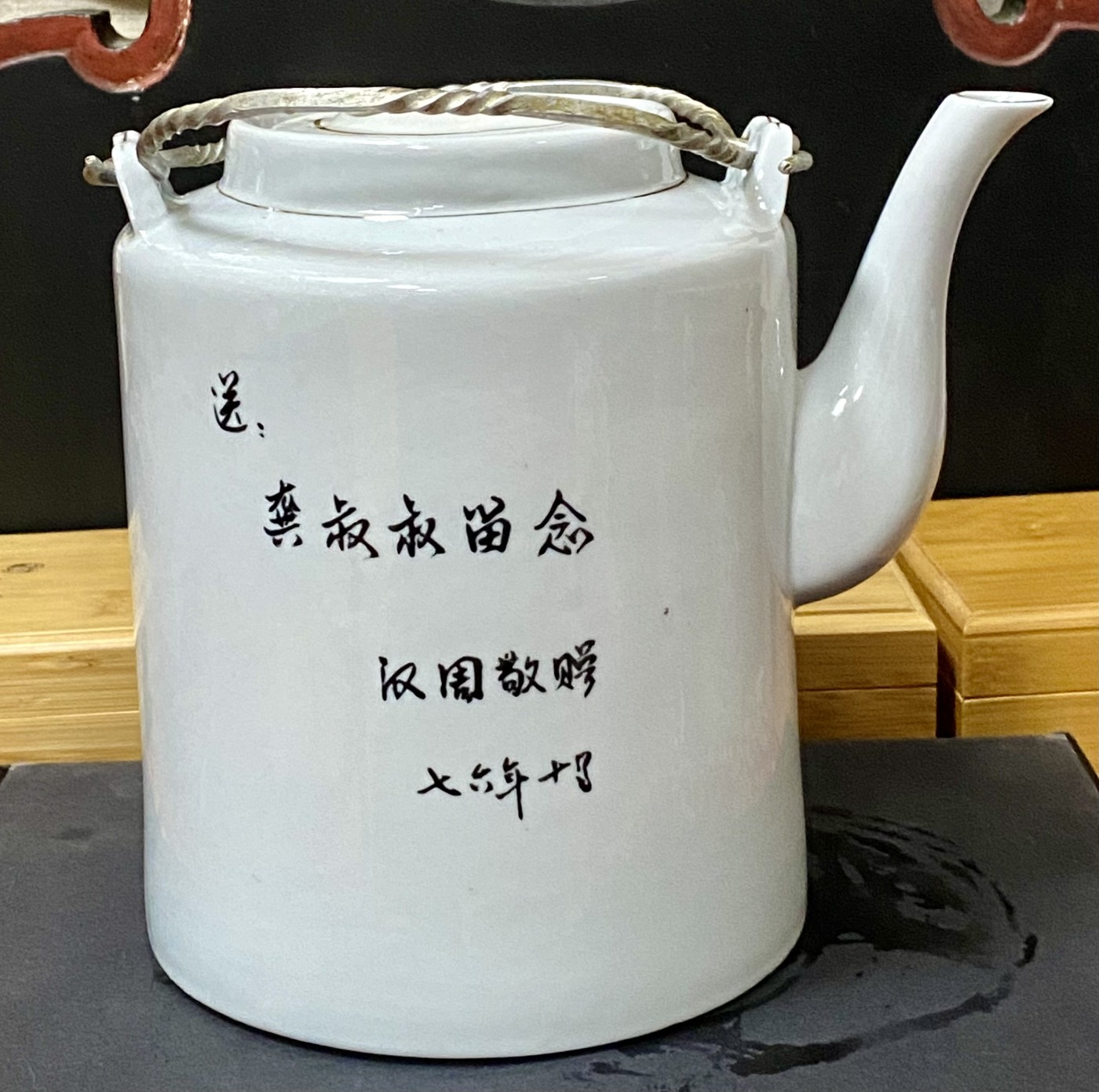 云南龙陵瓷厂筒子壶，1976年订制款，瓷质很特殊远看瓷壶白色中微微泛蓝光，一级品无磕无裂完美品，懂的朋友来聊。