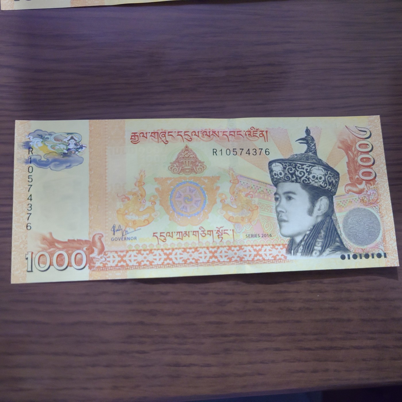 【世界钱币】精选微拍第100期暨2024年第11期  部分卖剩裸钞和评级币展销 2016年不丹1000 流通版非纪念钞 全新绝品尾号4376
