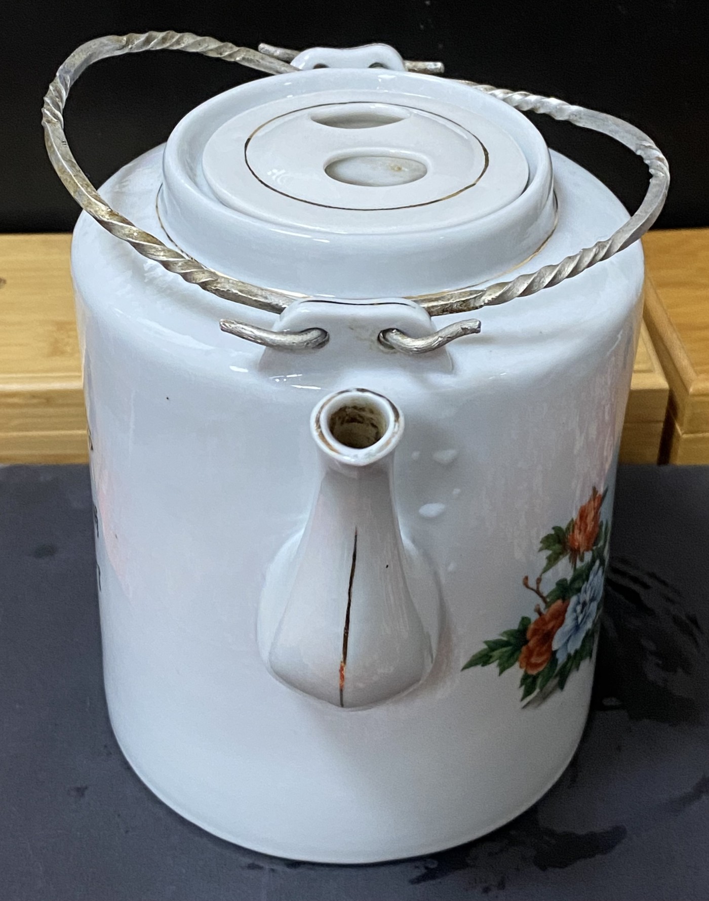 云南龙陵瓷厂筒子壶，1976年订制款，瓷质很特殊远看瓷壶白色中微微泛蓝光，一级品无磕无裂完美品，懂的朋友来聊。