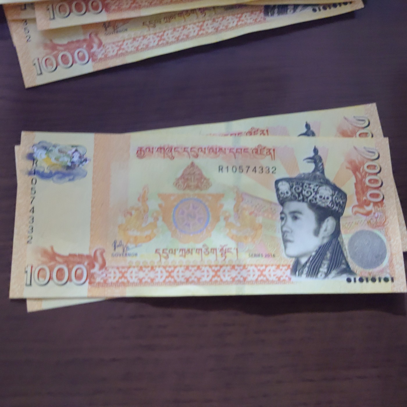 【世界钱币】精选微拍第100期暨2024年第11期  部分卖剩裸钞和评级币展销 2016年不丹1000 流通版非纪念钞 全新绝品尾号4332