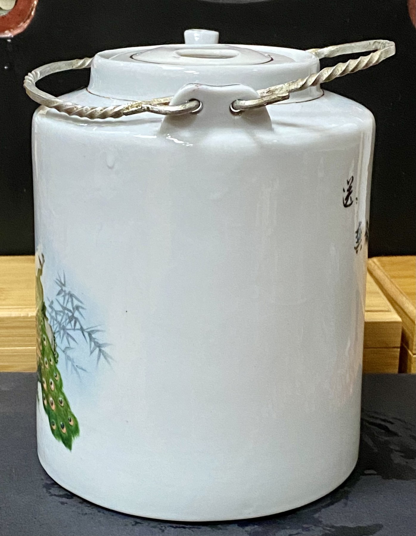 云南龙陵瓷厂筒子壶，1976年订制款，瓷质很特殊远看瓷壶白色中微微泛蓝光，一级品无磕无裂完美品，懂的朋友来聊。