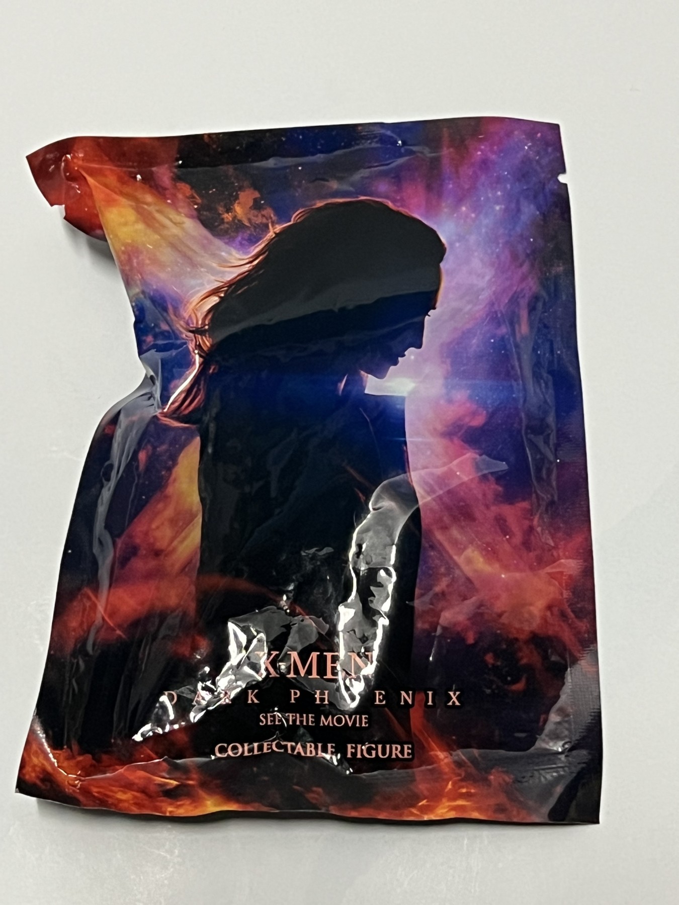 零元拍：井柏然亲笔签名《等风来》宣传卡，拍中就送《哥斯拉2》原版迷你便签，漫威原版X战警小盲袋