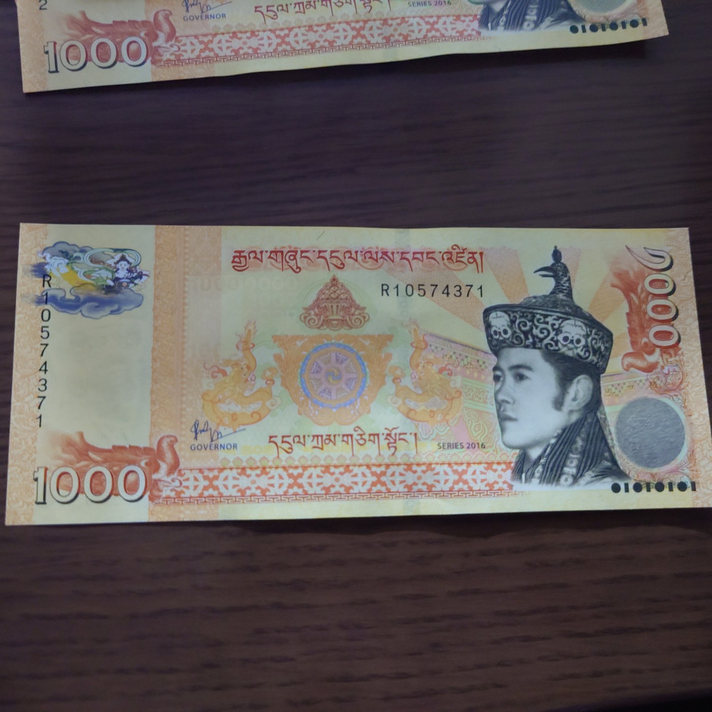 【世界钱币】精选微拍第100期暨2024年第11期  部分卖剩裸钞和评级币展销 2016年不丹1000 流通版非纪念钞 全新绝品尾号4371