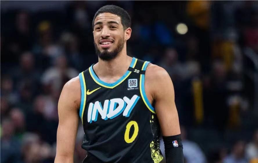 零元拍：2024NBA全明星周末东道主，本赛季助攻王泰瑞斯-哈里伯顿亲笔签名女款著名“大AIR”，除了背号签，还加签了2024 NBA All-Star，签于印第安纳波利斯银行家生活球馆，美国带回。