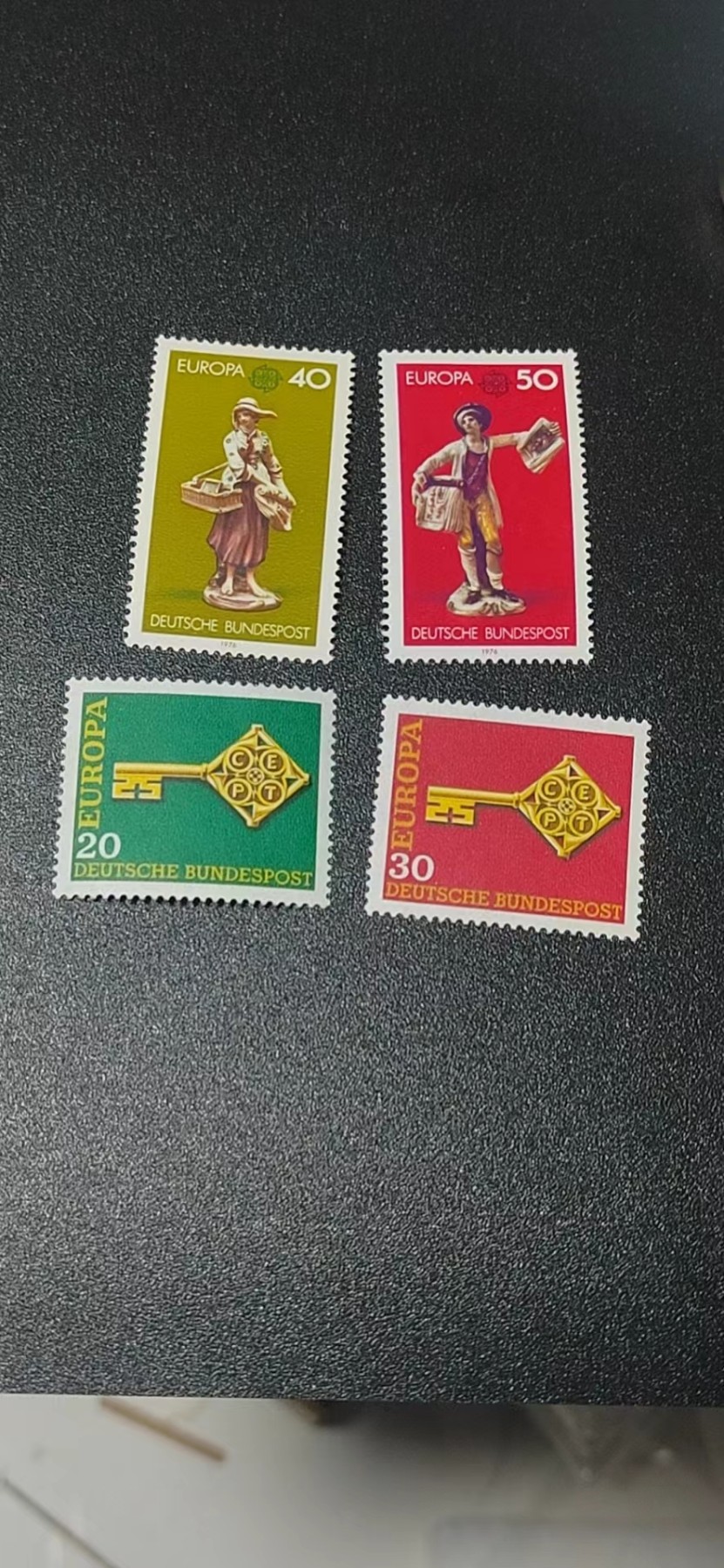 德国邮票专场，都是套票 德国欧罗巴系列邮票2套，上图是1975年发行，欧罗巴施勒默尔绘画2全，下图是1968年发行：欧罗巴金钥匙2全品相如图