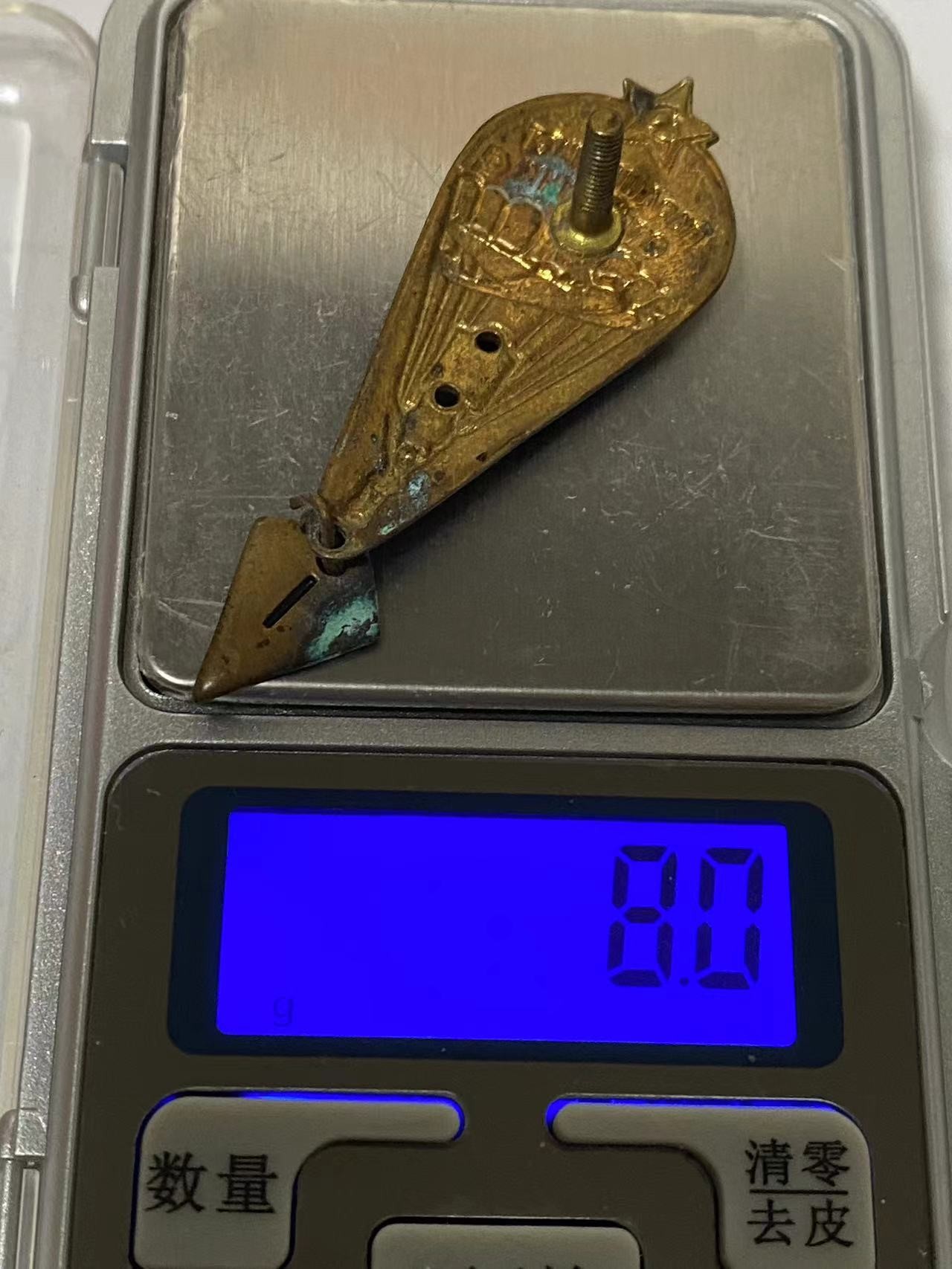 苏联勋章奖章4月3日拍卖第九期4月6日晚上九点结束 苏联两个跳伞类的徽章 1,2两种小标 有一个中间应该缺了点东西 珐琅都有些瑕疵