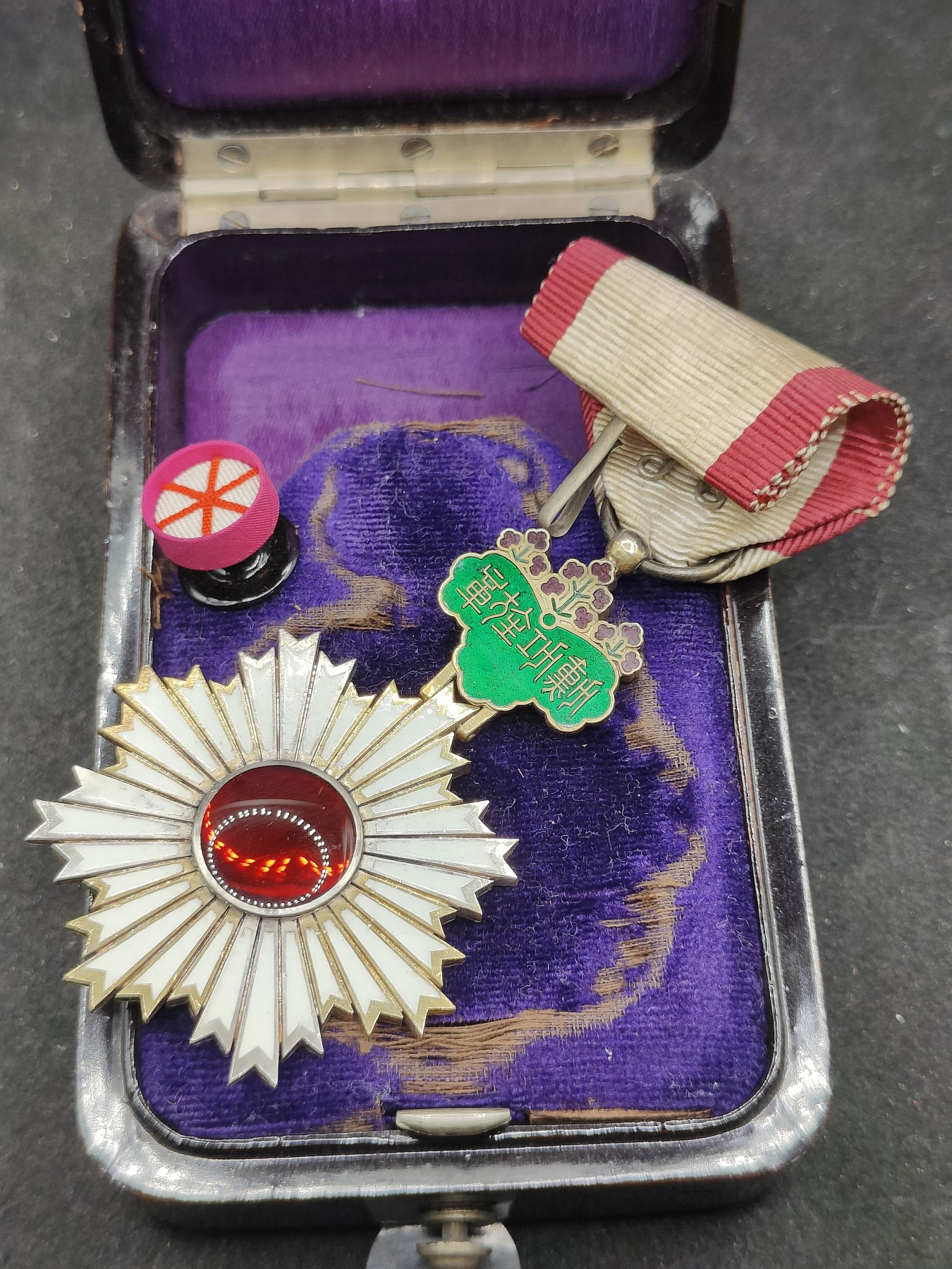 全场0元起拍 第145期 咸鱼国勋章拍卖专场 4月7日（周日）下午6：00开始 稀少 西南战争 日本明治极早期按扣盒 紫色绶带 五等旭日章 银制带盒略