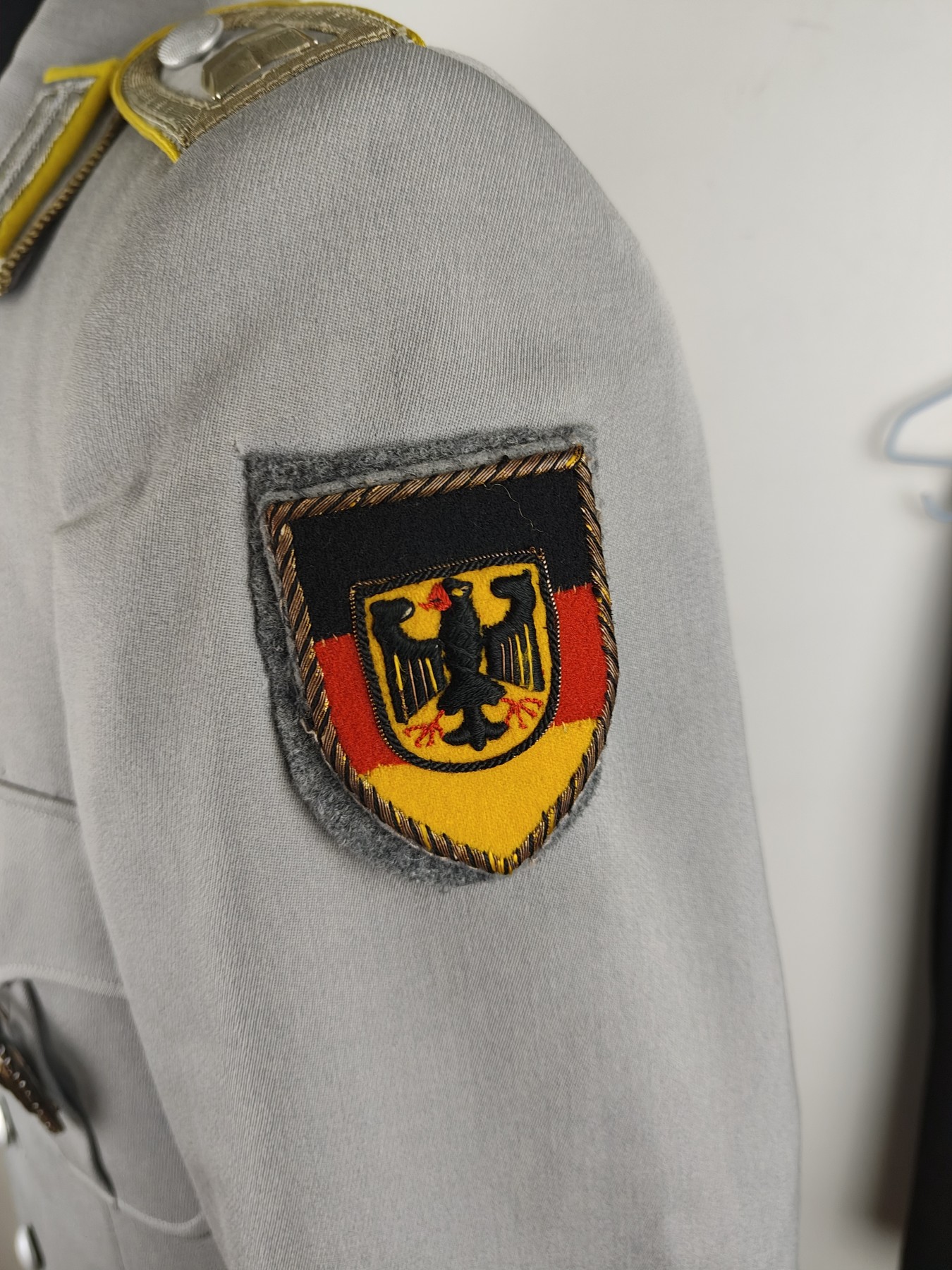 全场0元起拍 第145期 咸鱼国勋章拍卖专场 4月7日（周日）下午6：00开始 西德通讯士官常服 刺绣领章 联队荣誉袖条一套带全配饰 陆军 肩宽46衣长75 胸围100 袖长63腰围90 裤长99