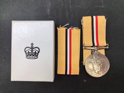 盛世勋华——号角文化勋章邮票专场拍卖第175期 -  英国2003年伊拉克战争奖章 带原盒 带边铭 定制礼服挂 加送一条绶带