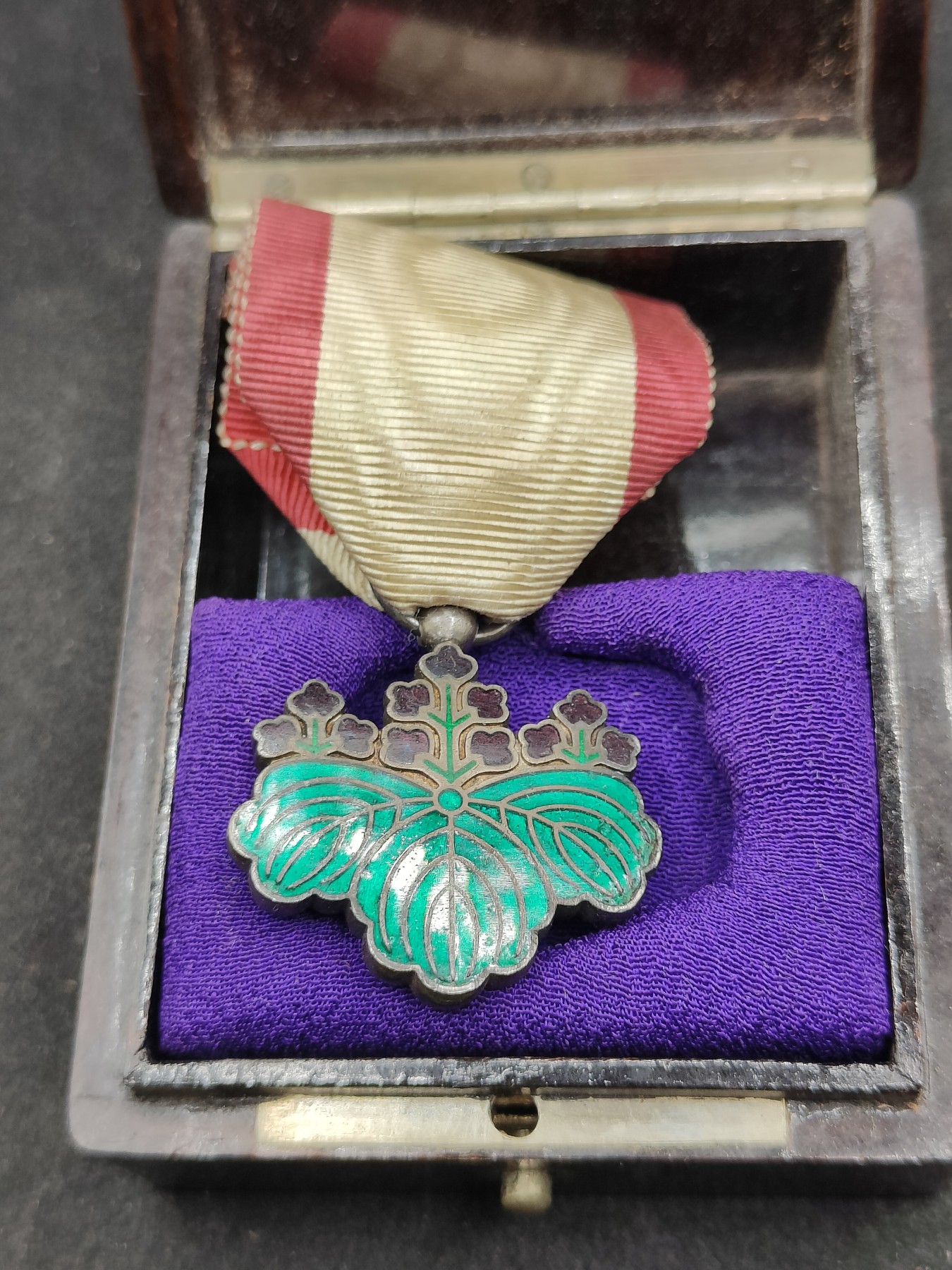 全场0元起拍 第145期 咸鱼国勋章拍卖专场 4月7日（周日）下午6：00开始 稀少 西南战争  日本明治极早期按扣盒 紫色绶带 七等青叶章