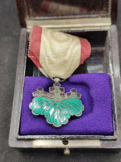 全场0元起拍 第145期 咸鱼国勋章拍卖专场 4月7日（周日）下午6：00开始 - 稀少 西南战争  日本明治极早期按扣盒 紫色绶带 七等青叶章