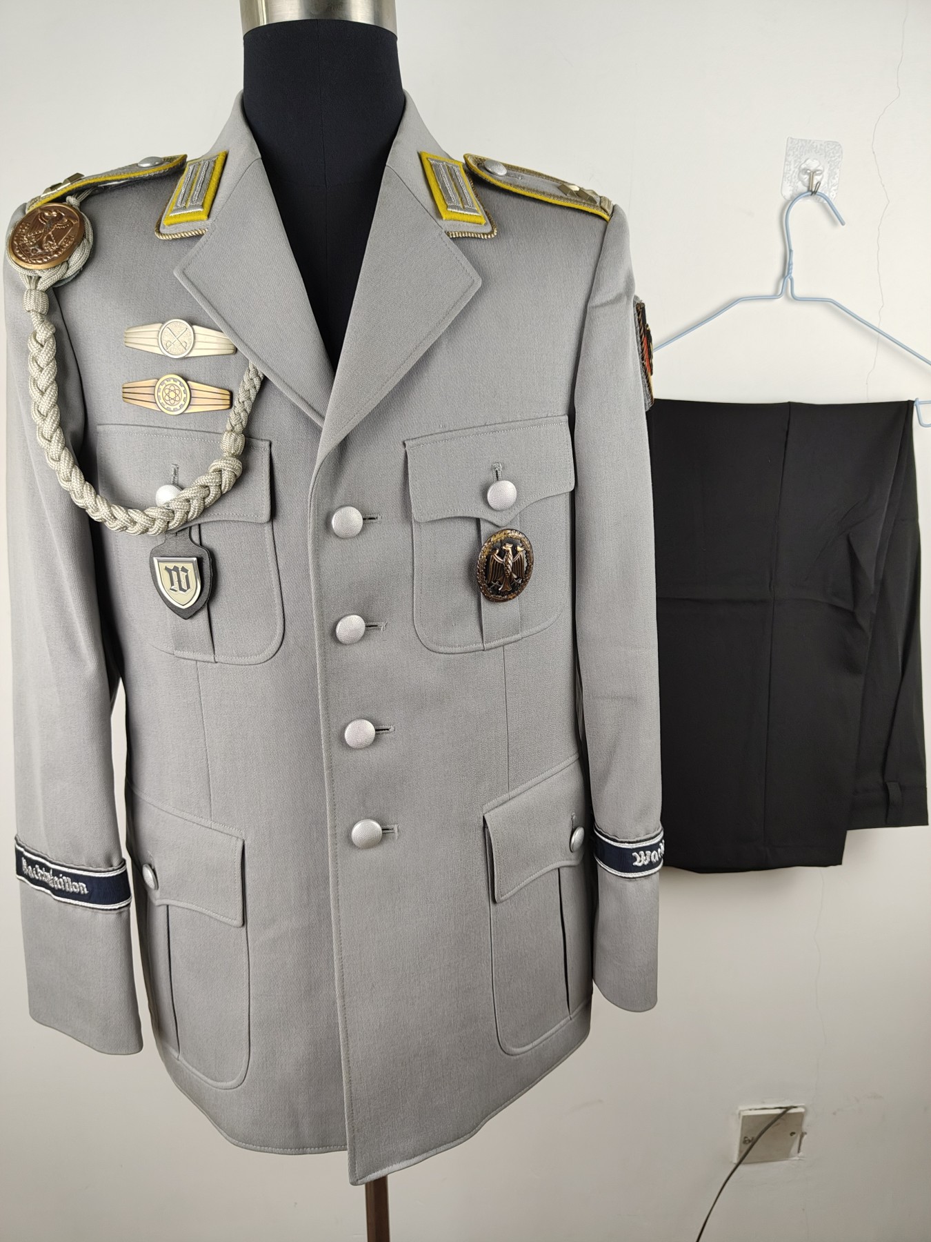 全场0元起拍 第145期 咸鱼国勋章拍卖专场 4月7日（周日）下午6：00开始 西德通讯士官常服 刺绣领章 联队荣誉袖条一套带全配饰 陆军 肩宽46衣长75 胸围100 袖长63腰围90 裤长99