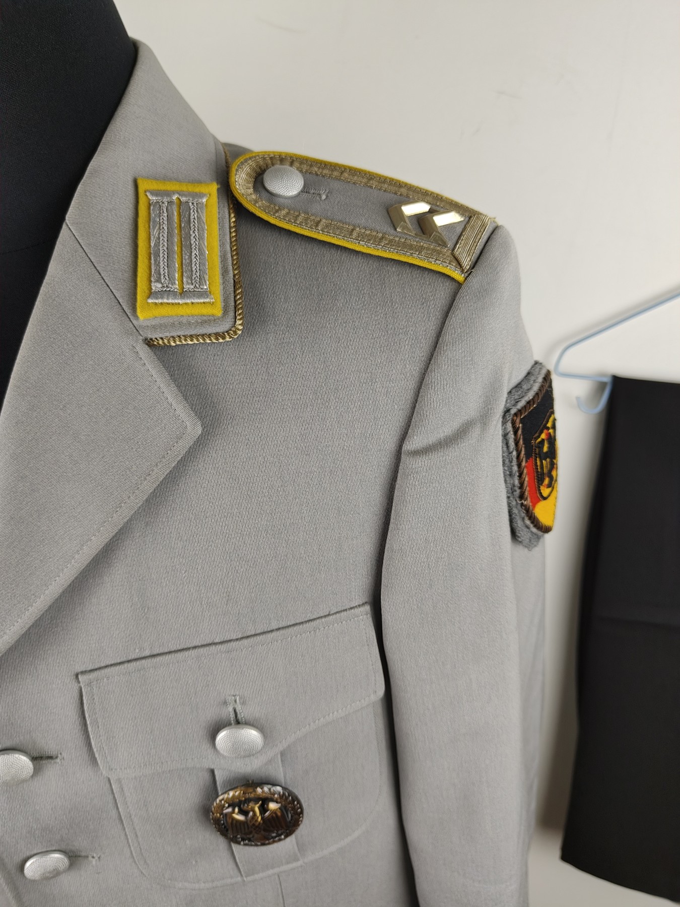 全场0元起拍 第145期 咸鱼国勋章拍卖专场 4月7日（周日）下午6：00开始 西德通讯士官常服 刺绣领章 联队荣誉袖条一套带全配饰 陆军 肩宽46衣长75 胸围100 袖长63腰围90 裤长99