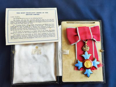 盛世勋华——号角文化勋章邮票专场拍卖第174期 - 英国指挥官级大英帝国勋章（CBE） 女版少见 带原盒 带信息卡 带Garrard & Co厂标 银制 带原盒