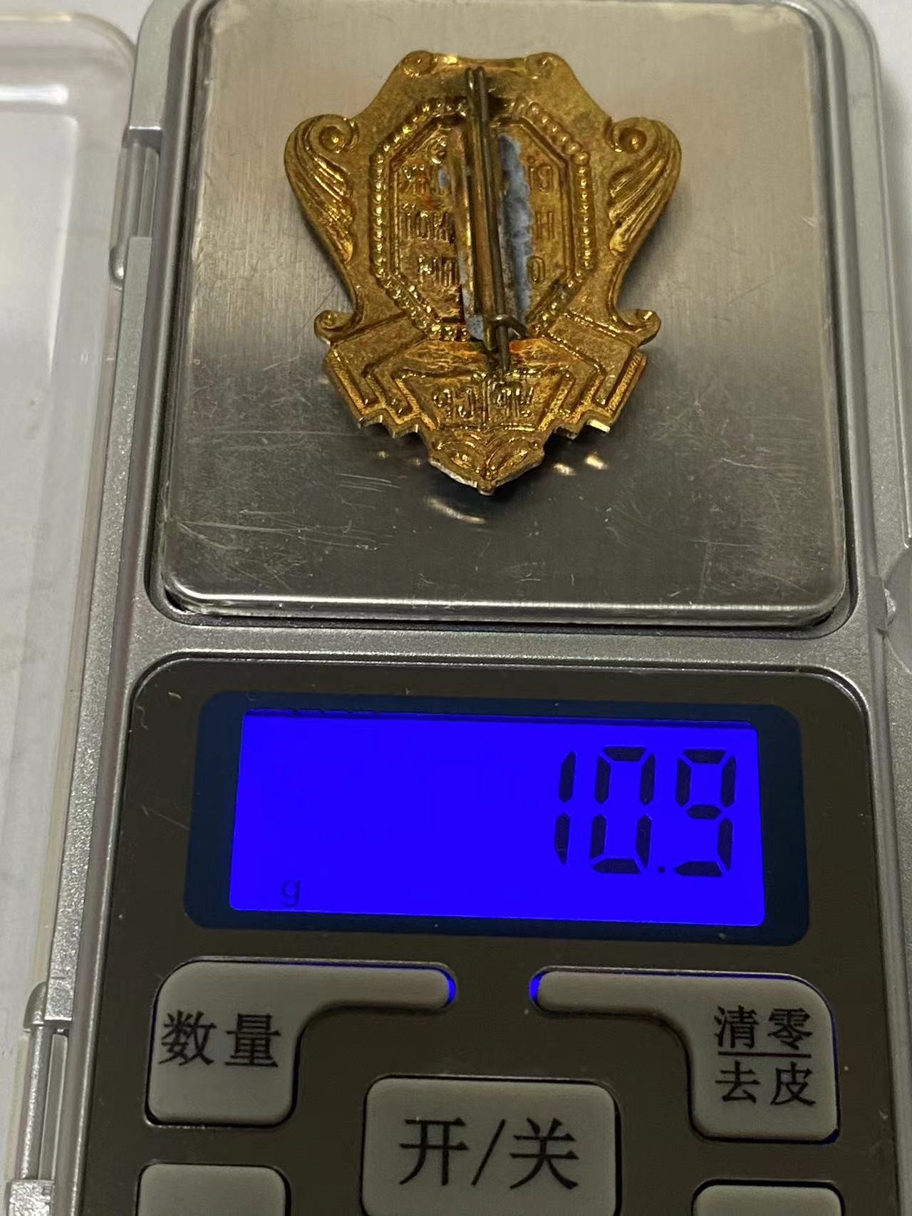 苏联勋章奖章4月3日拍卖第九期4月6日晚上九点结束 乌克兰徽章优秀教师 竖别针铜质珐琅 很精美 品相完好