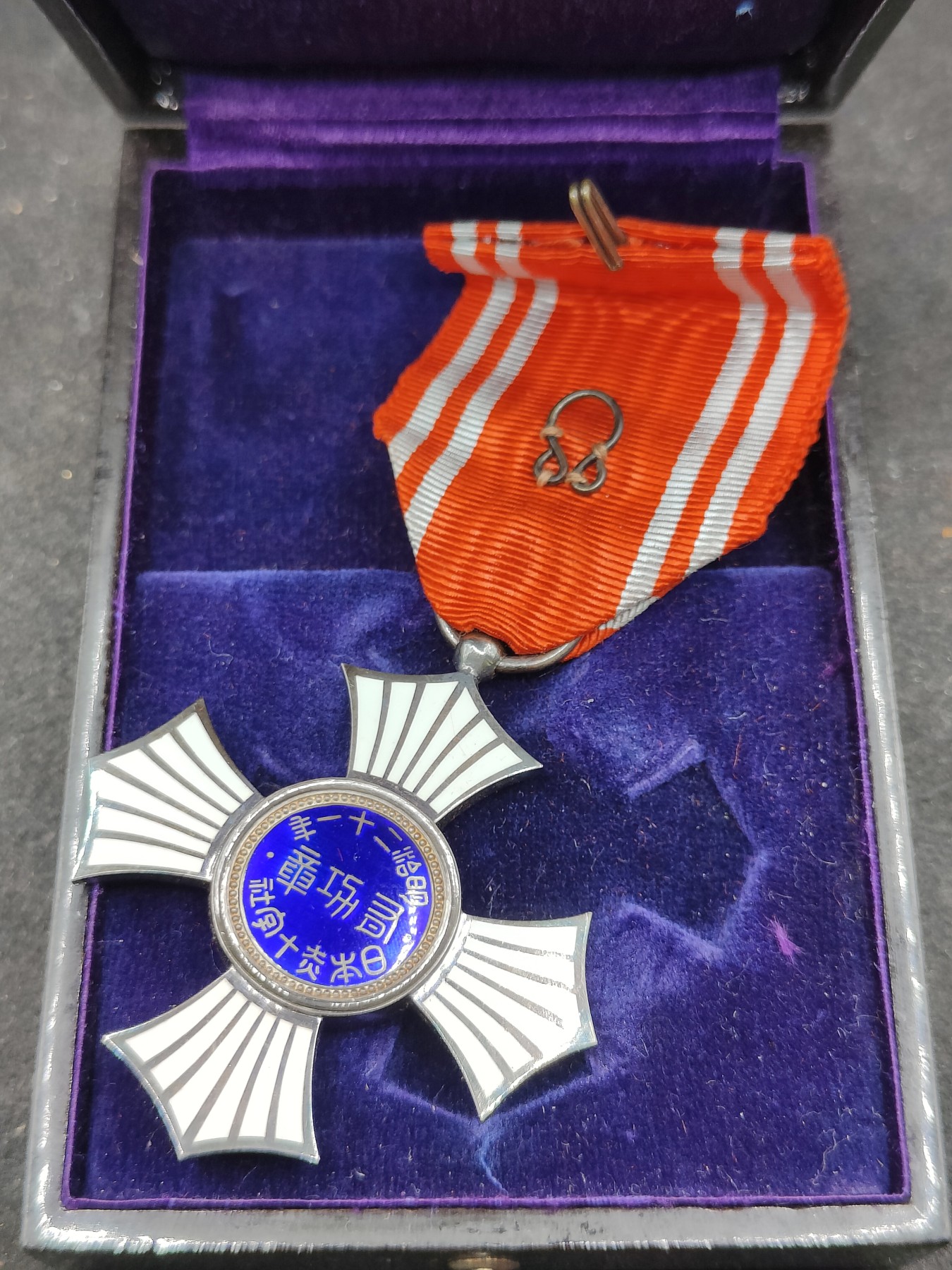 全场0元起拍 第145期 咸鱼国勋章拍卖专场 4月7日（周日）下午6：00开始 日本战时 漆木盒赤十字有功章 银制带盒