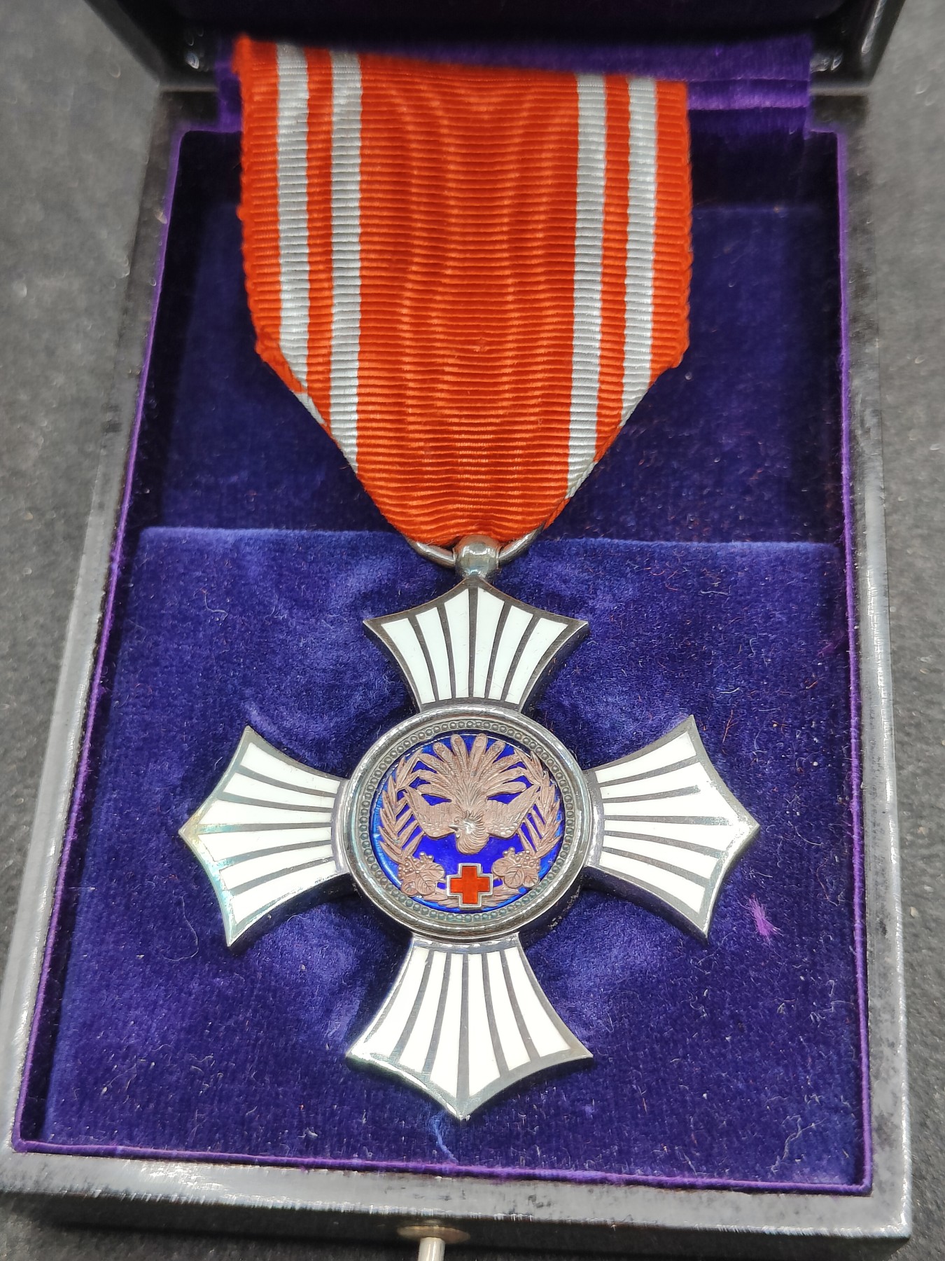 全场0元起拍 第145期 咸鱼国勋章拍卖专场 4月7日（周日）下午6：00开始 日本战时 漆木盒赤十字有功章 银制带盒