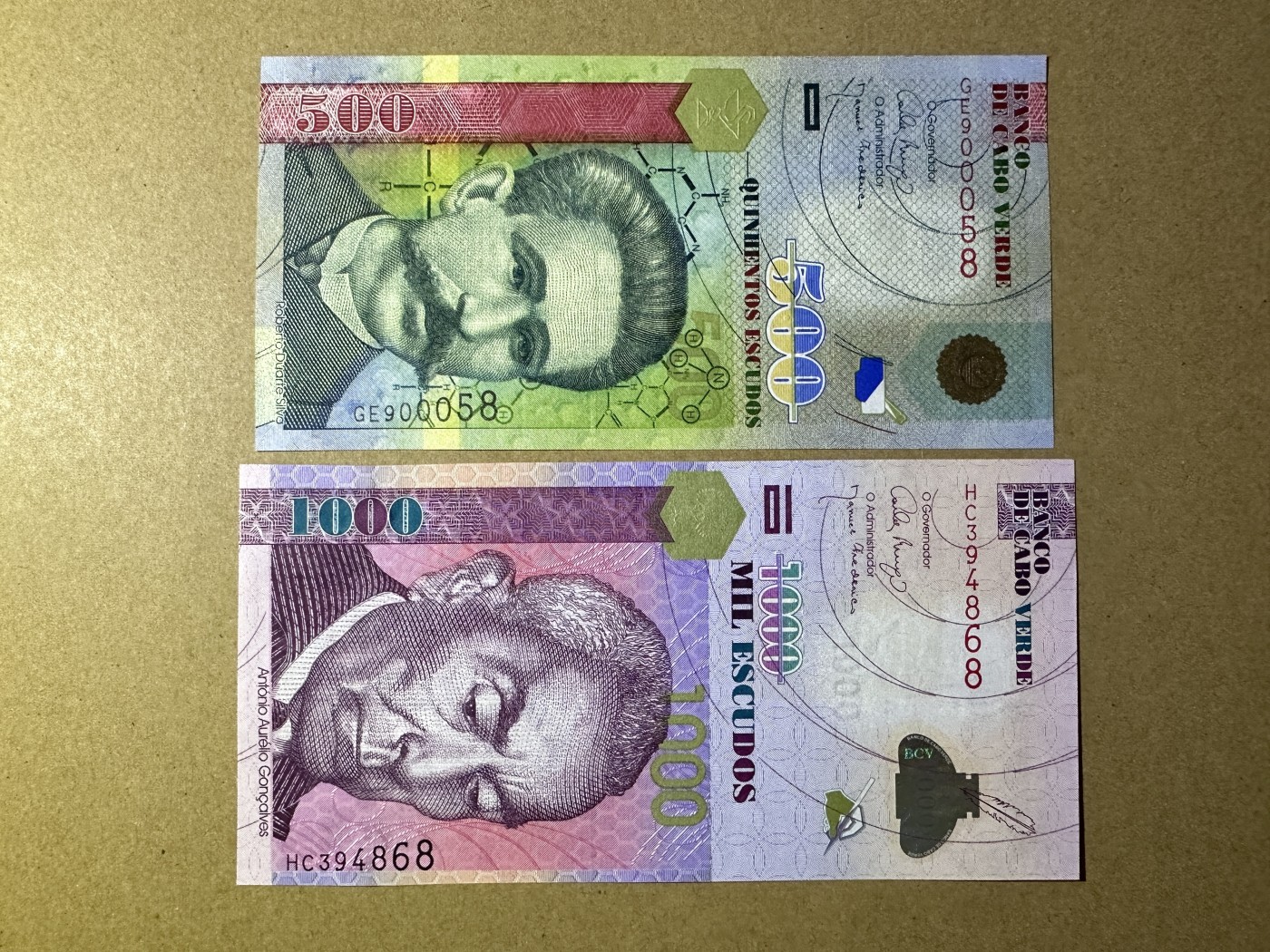 《张总收藏》144期-外币精品汇 佛得角500、1000埃斯库多2张 UNC 2007年 2张都尾8