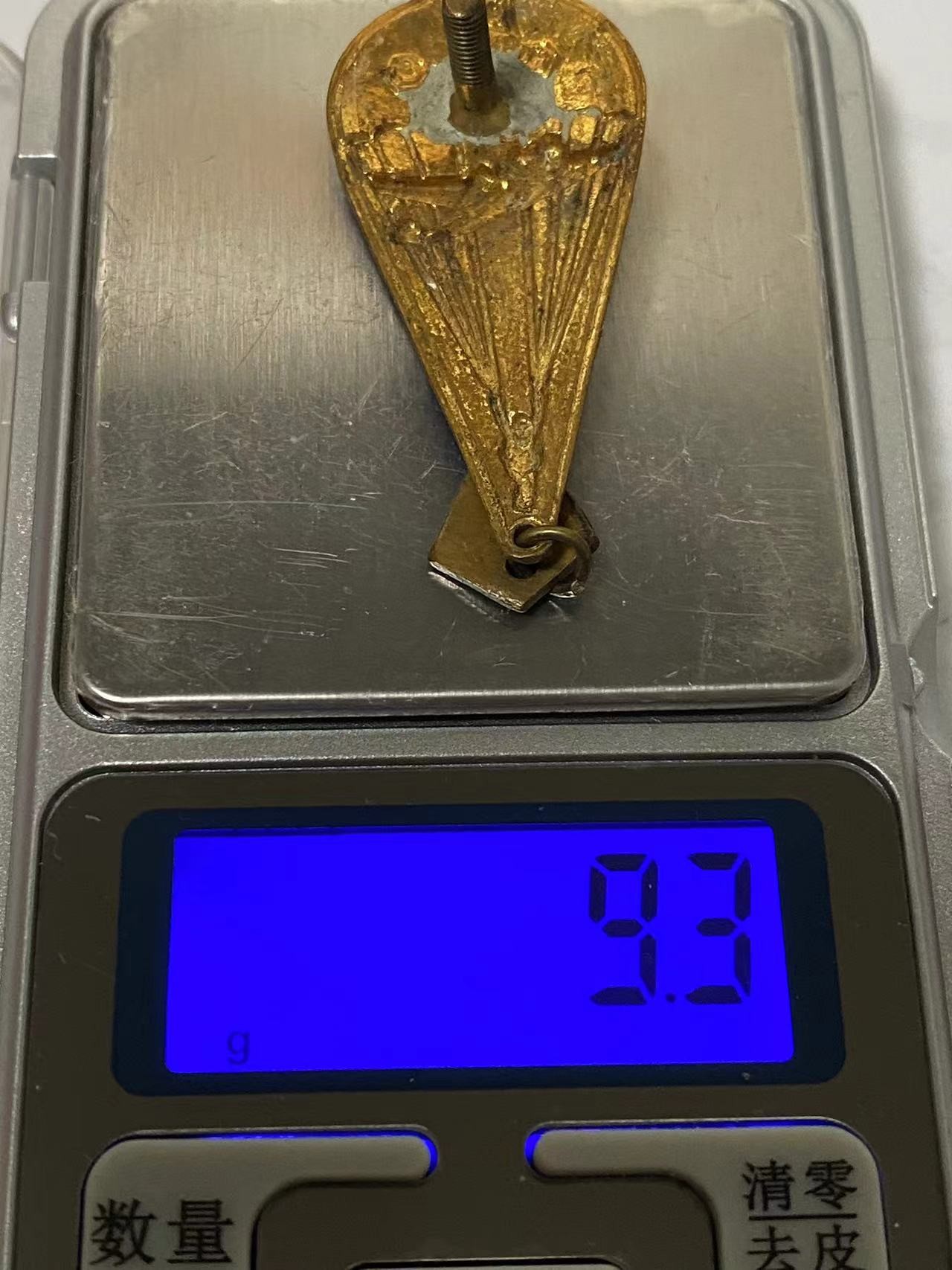 苏联勋章奖章4月3日拍卖第九期4月6日晚上九点结束 苏联两个跳伞类的徽章 1,2两种小标 有一个中间应该缺了点东西 珐琅都有些瑕疵