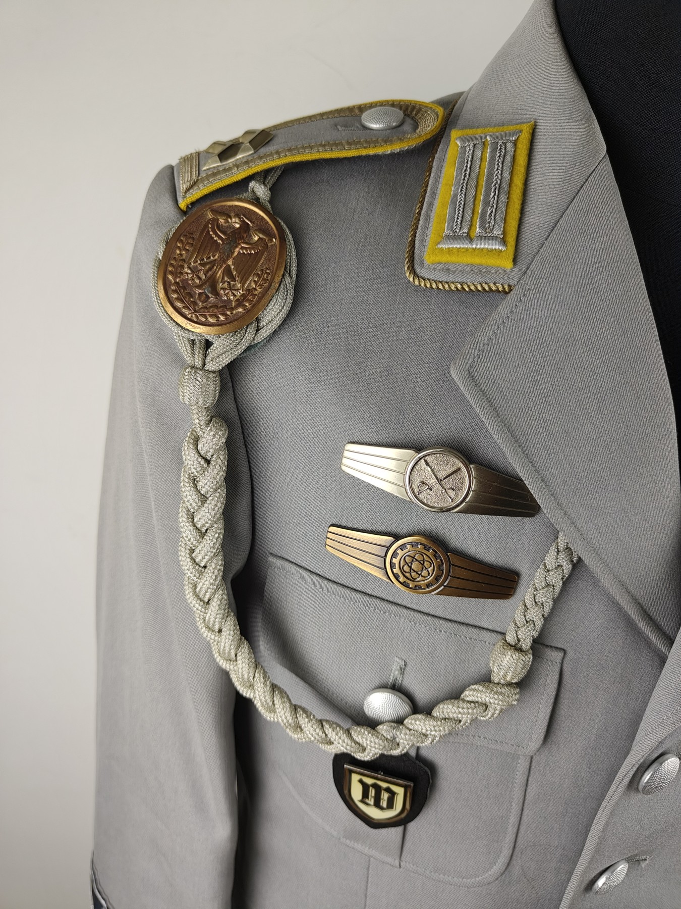 全场0元起拍 第145期 咸鱼国勋章拍卖专场 4月7日（周日）下午6：00开始 西德通讯士官常服 刺绣领章 联队荣誉袖条一套带全配饰 陆军 肩宽46衣长75 胸围100 袖长63腰围90 裤长99