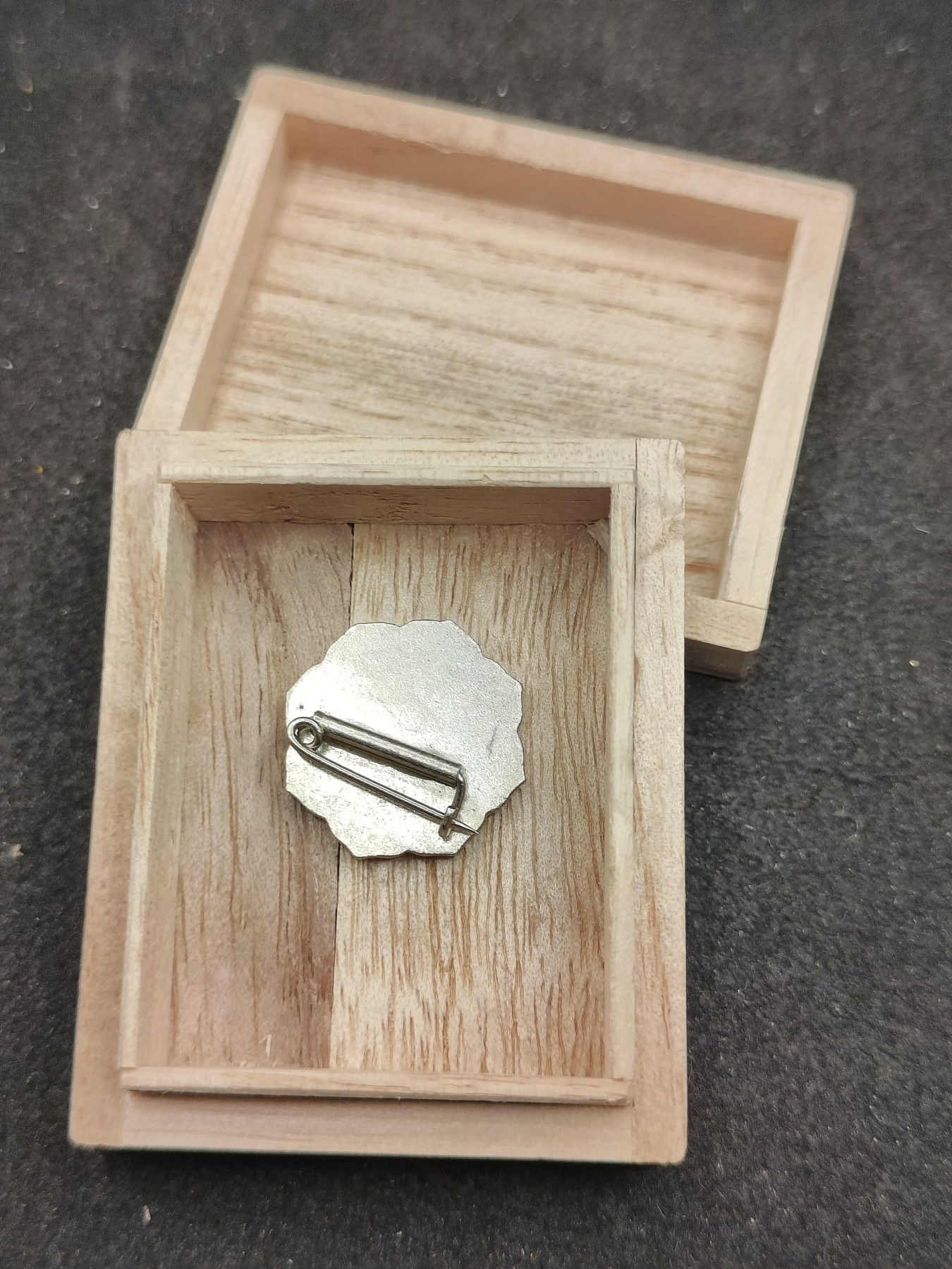 全场0元起拍 第145期 咸鱼国勋章拍卖专场 4月7日（周日）下午6：00开始 日本奉仕会徽章