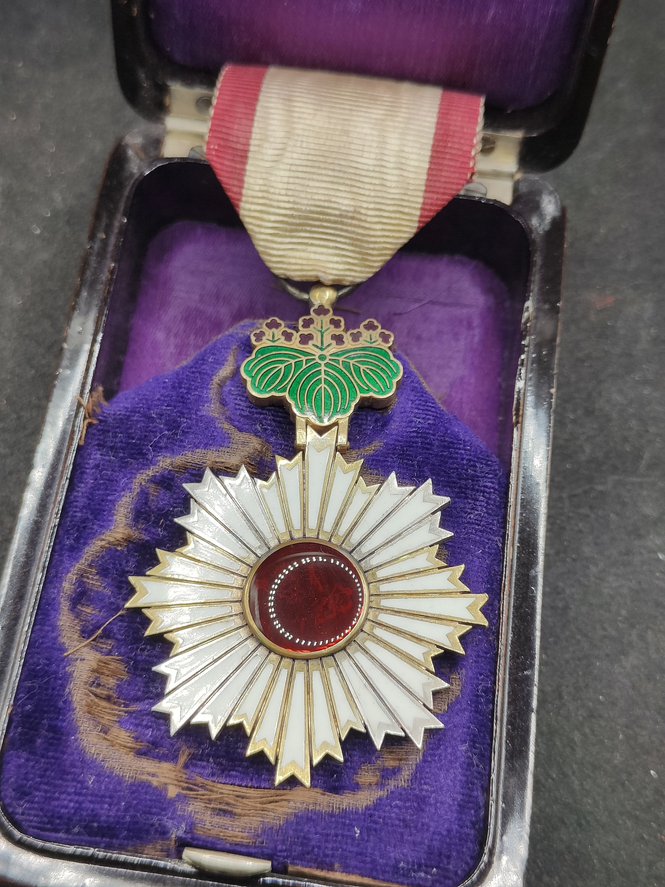 全场0元起拍 第145期 咸鱼国勋章拍卖专场 4月7日（周日）下午6：00开始 稀少 西南战争 日本明治极早期按扣盒 紫色绶带 五等旭日章 银制带盒略