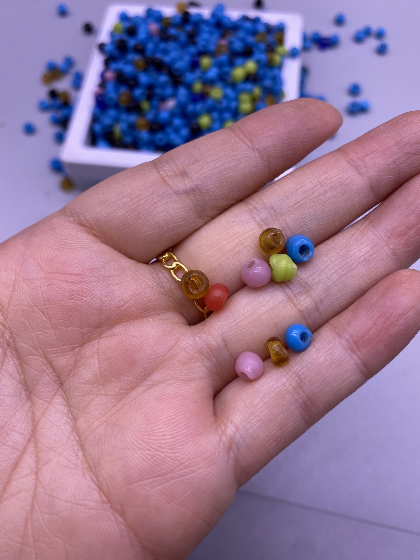老琉璃珠1000颗左右，尺寸0.5厘米，品相如图，100包快递