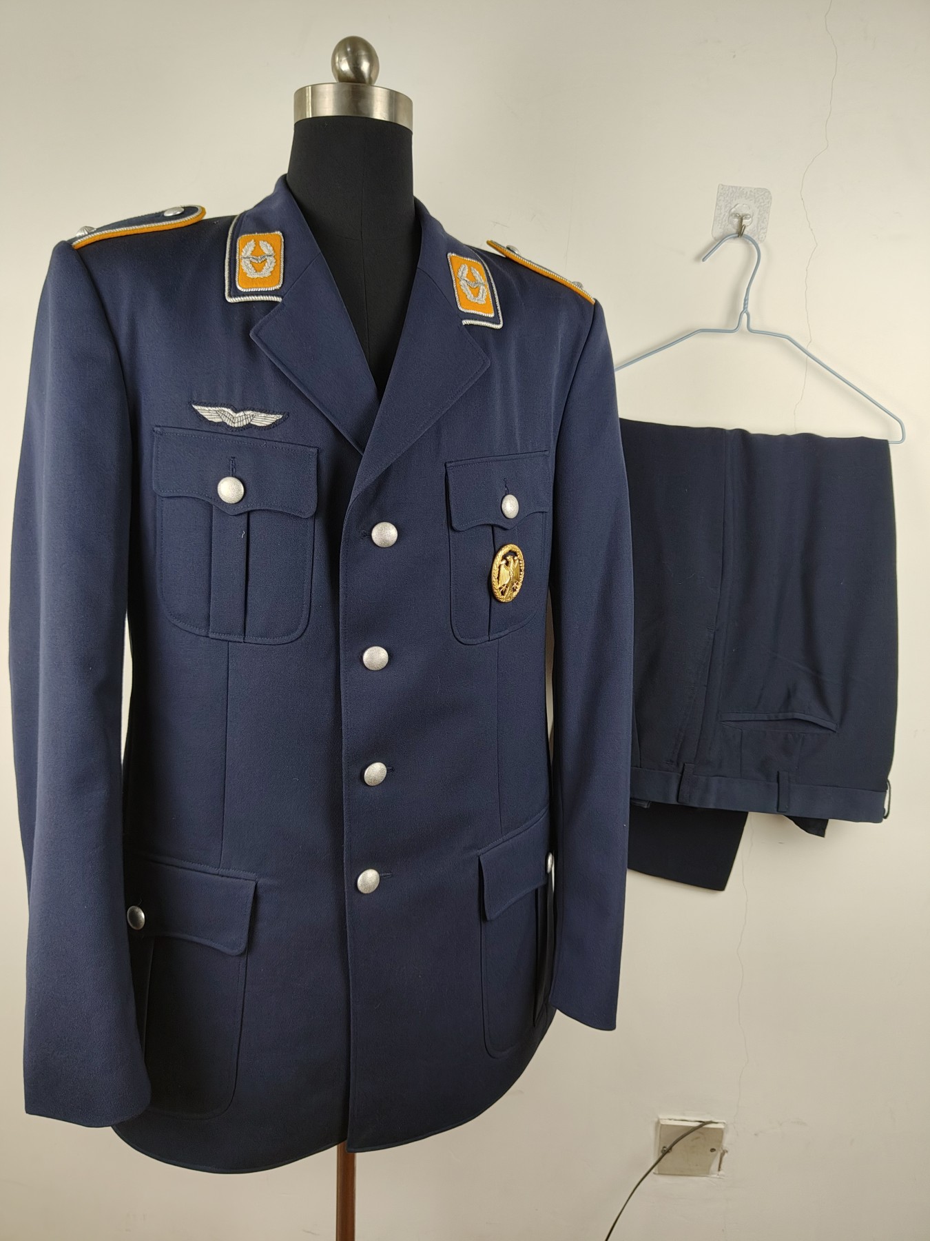 全场0元起拍 第145期 咸鱼国勋章拍卖专场 4月7日（周日）下午6：00开始 西德空军少尉常服一套 夏服裤子 肩宽51 衣长89 胸围112 袖长72 腰围84 裤长100