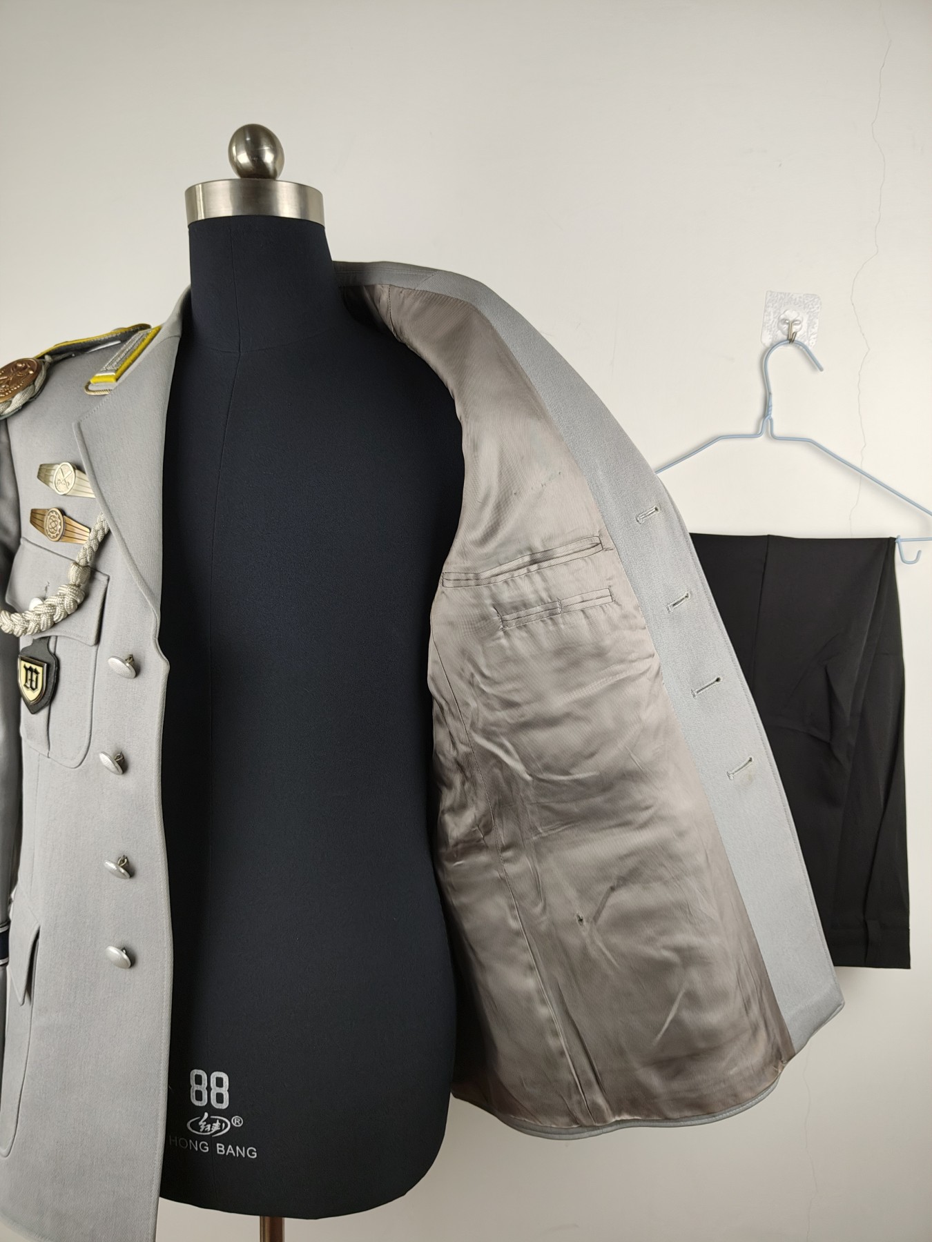 全场0元起拍 第145期 咸鱼国勋章拍卖专场 4月7日（周日）下午6：00开始 西德通讯士官常服 刺绣领章 联队荣誉袖条一套带全配饰 陆军 肩宽46衣长75 胸围100 袖长63腰围90 裤长99