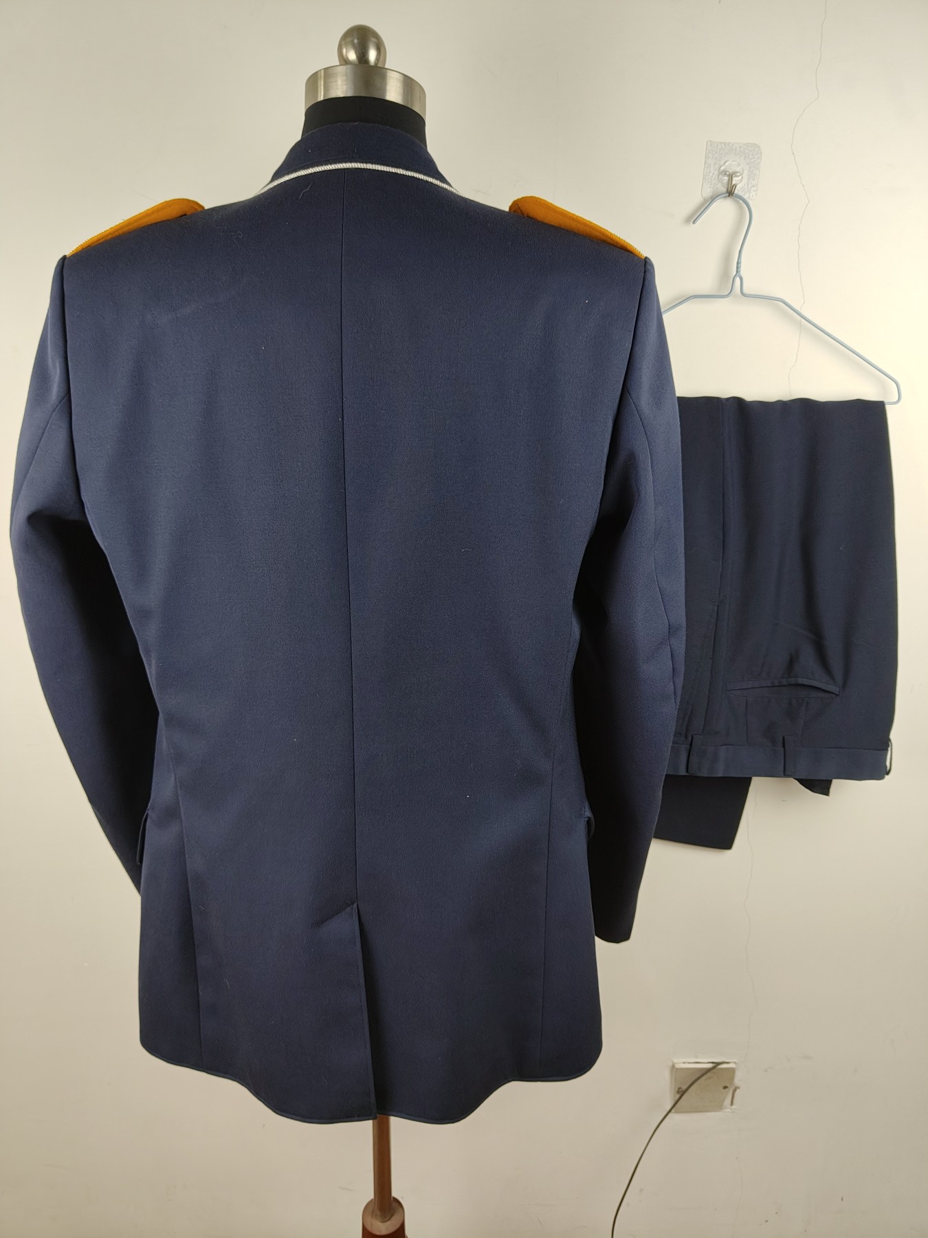 全场0元起拍 第145期 咸鱼国勋章拍卖专场 4月7日（周日）下午6：00开始 西德空军少尉常服一套 夏服裤子 肩宽51 衣长89 胸围112 袖长72 腰围84 裤长100